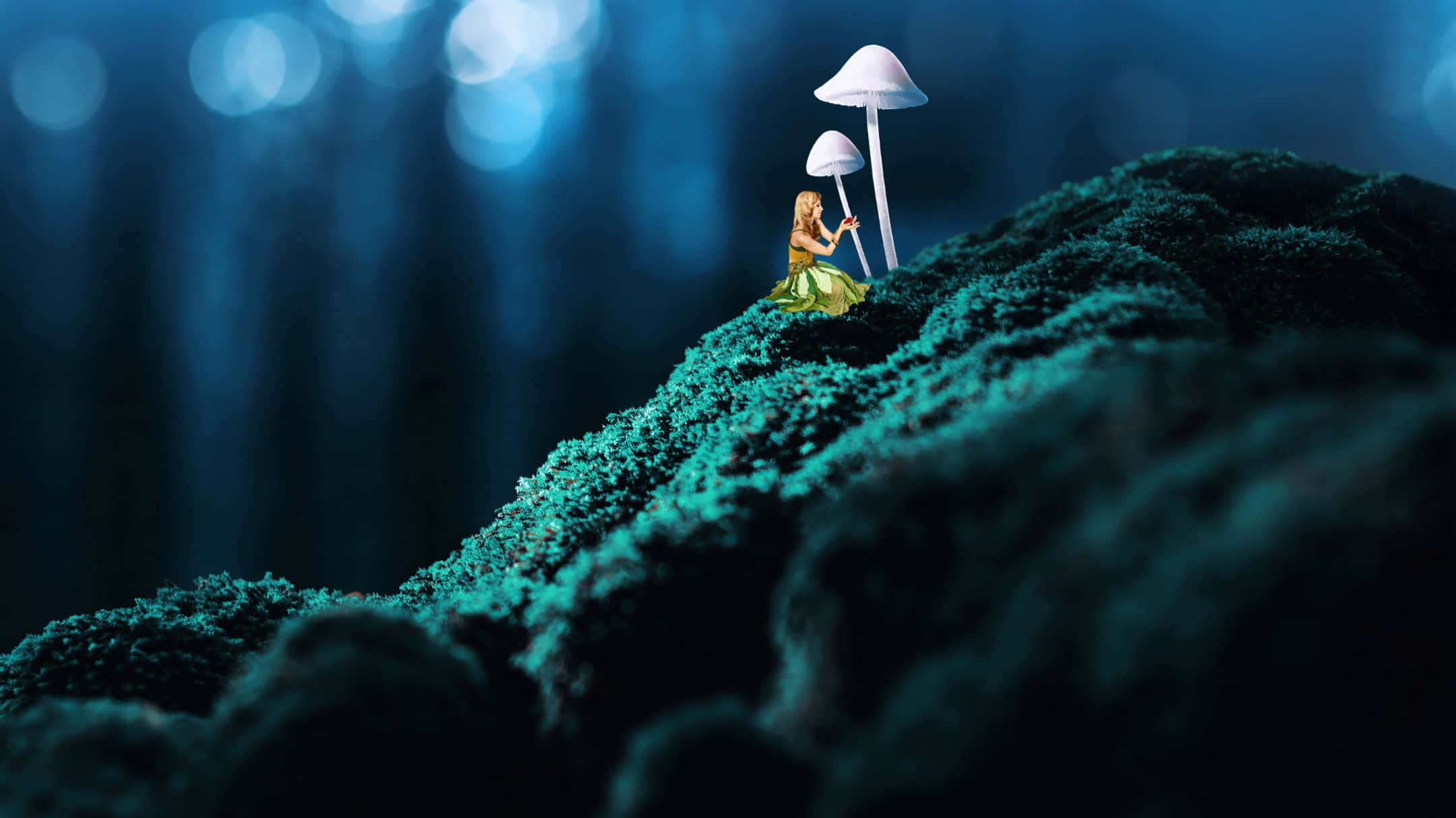 保持冷靜 壁紙 — 一個穿著綠色連衣裙的小人物坐在藍色森林散景下的苔蘚山丘上，旁邊是發光的蘑菇。