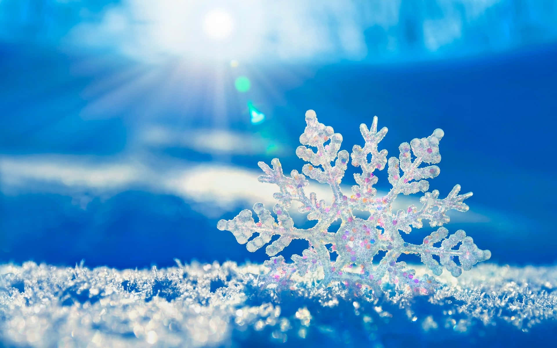 雪地上的詳細雪花，陽光穿過藍天照耀