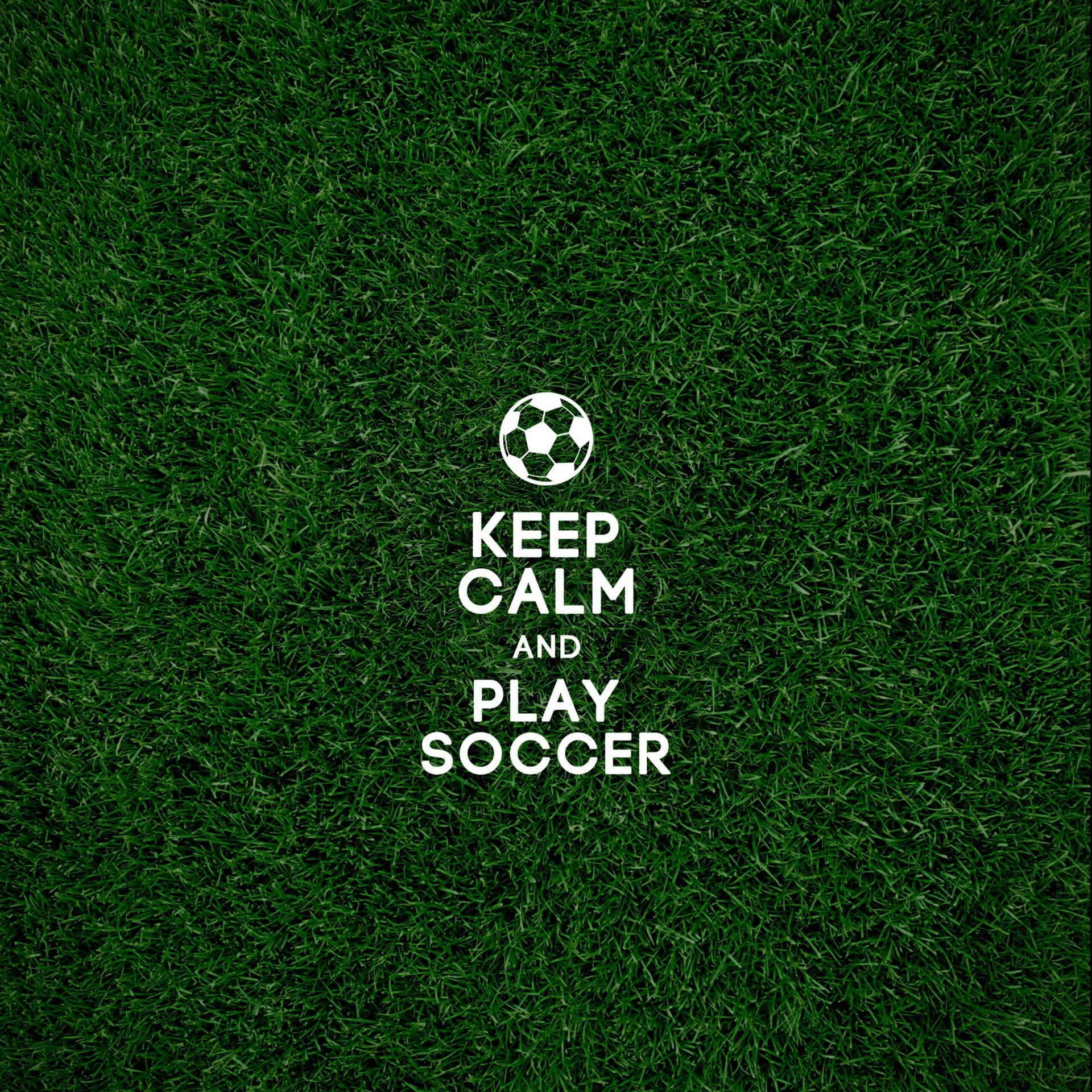Keep Calm and Play Soccer 文字同足球圖標喺綠色草地背景上。 — 足球 壁紙
