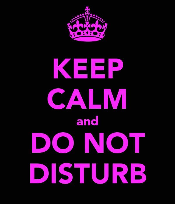 黑色背景上帶有皇冠的粉紅色「Keep Calm and Do Not Disturb」文字。