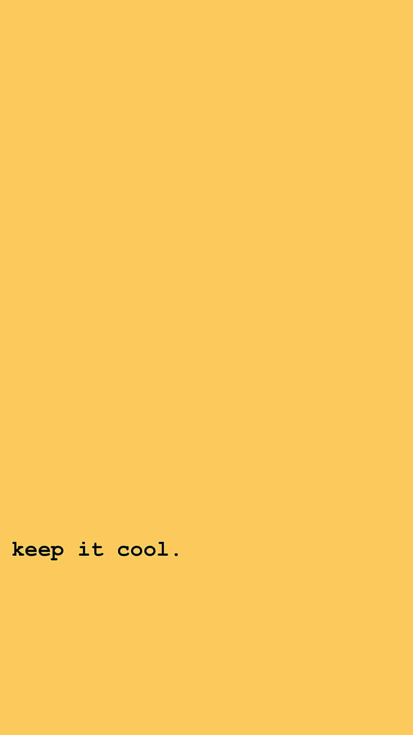 保持冷靜可愛淡黃色 壁紙 — 左下角帶有黑色文字「keep it cool」的簡約黃色背景。