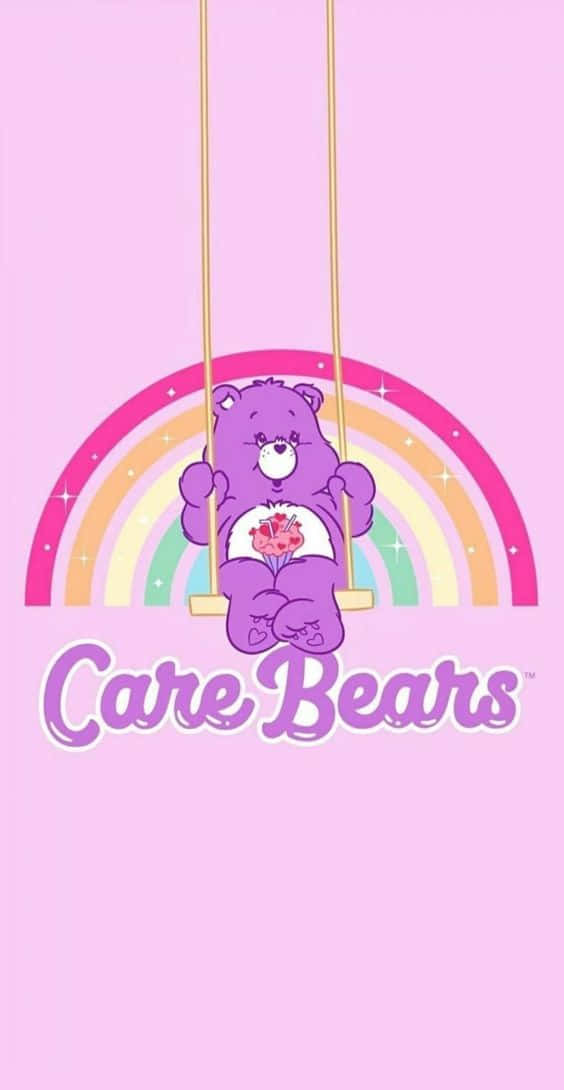 紫色Care Bear在鞦韆上，背後有彩虹，粉紅背景