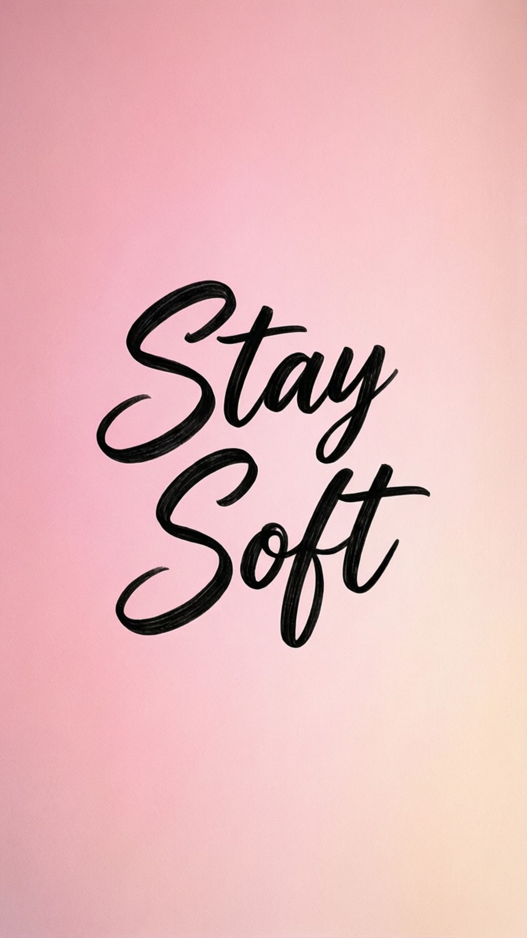 保持柔軟格言 壁紙 — 粗體黑色筆觸文字 'Stay Soft' 居中於柔和的漸變粉紅色背景上。