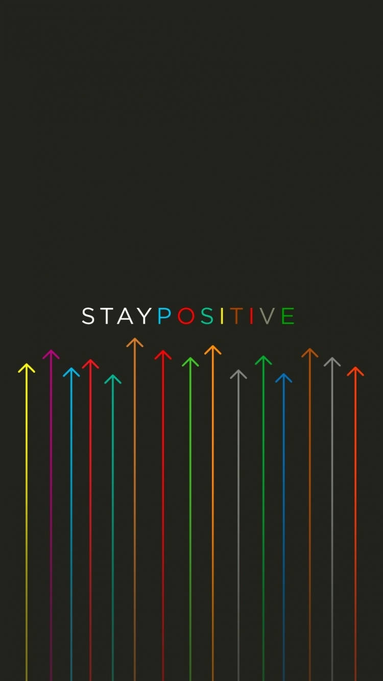 在深色背景上，帶有「STAY POSITIVE」文字的彩色箭頭向上指。
