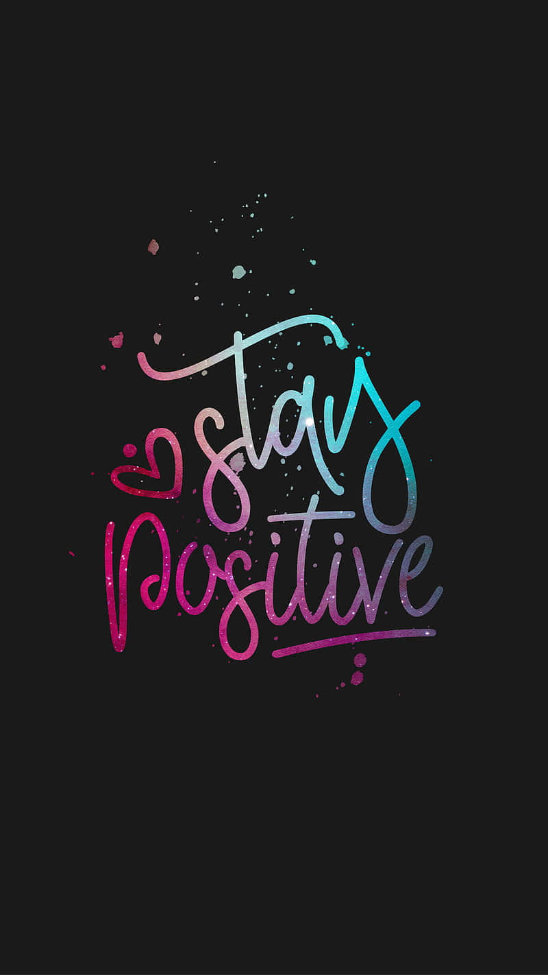 Stay positive 勵志名言，以彩色閃亮字體書寫於黑色背景上。