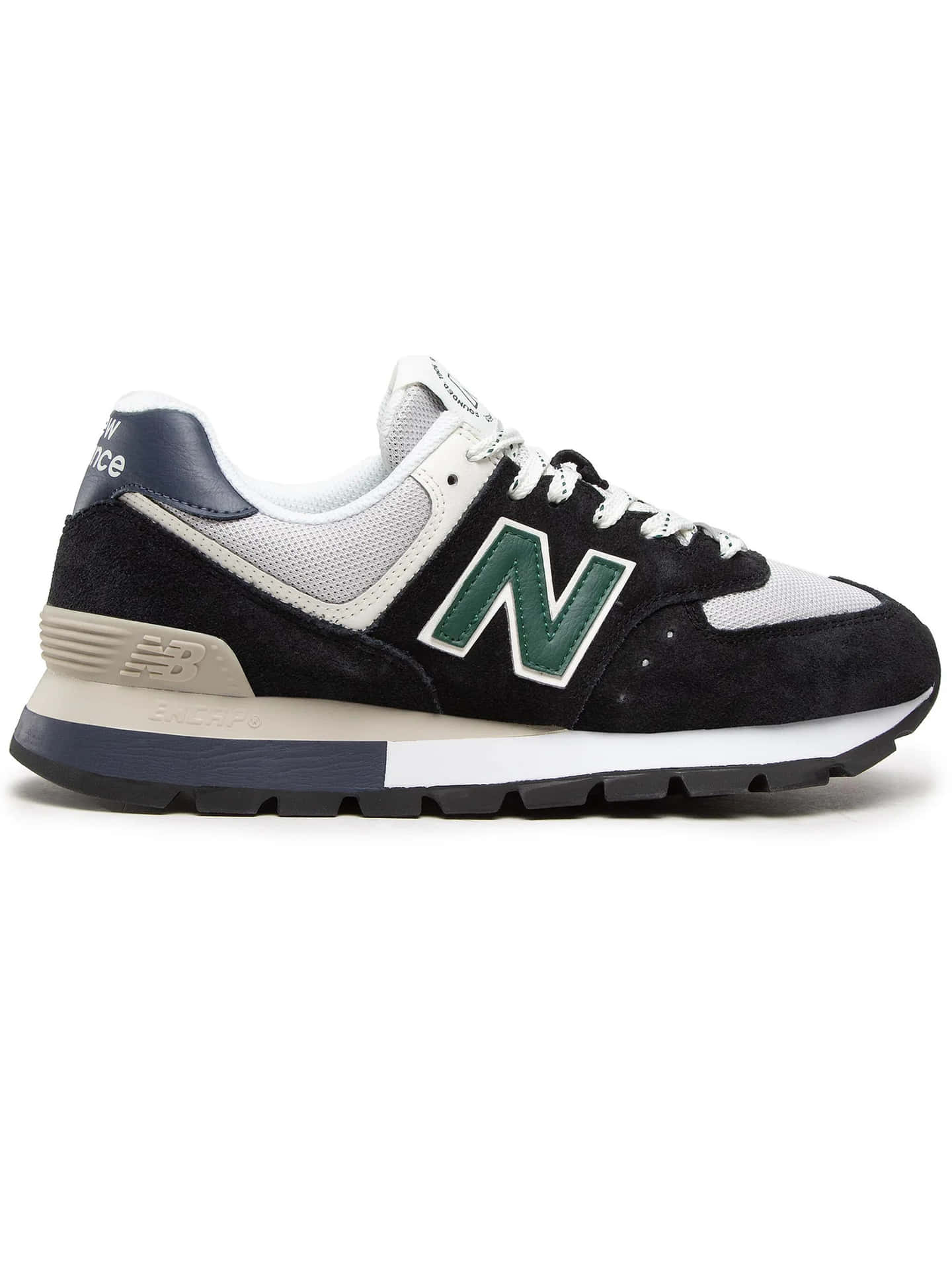 黑色 New Balance 運動鞋，帶有綠色標誌和白色鞋帶