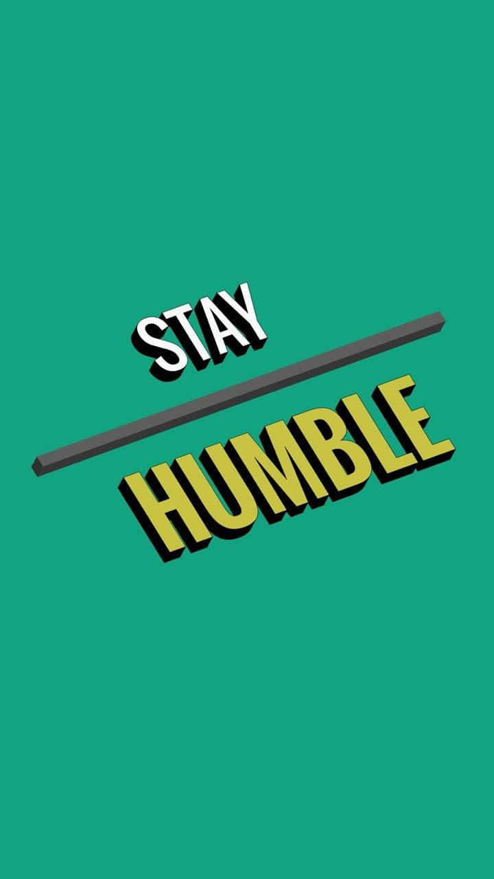 保持謙遜並心懷感恩 壁紙 — 粗體3D文字顯示stay humble，背景為純青色，帶有對角灰色條紋。