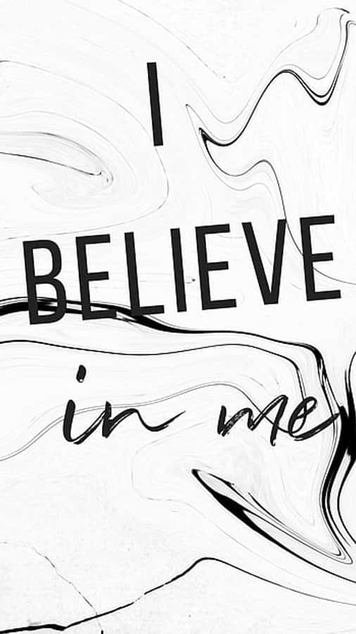 保持連線，掌握最新資訊 壁紙 — 粗體黑色文字寫著「I BELIEVE in me」，背景是單色流動的白色大理石漩渦。