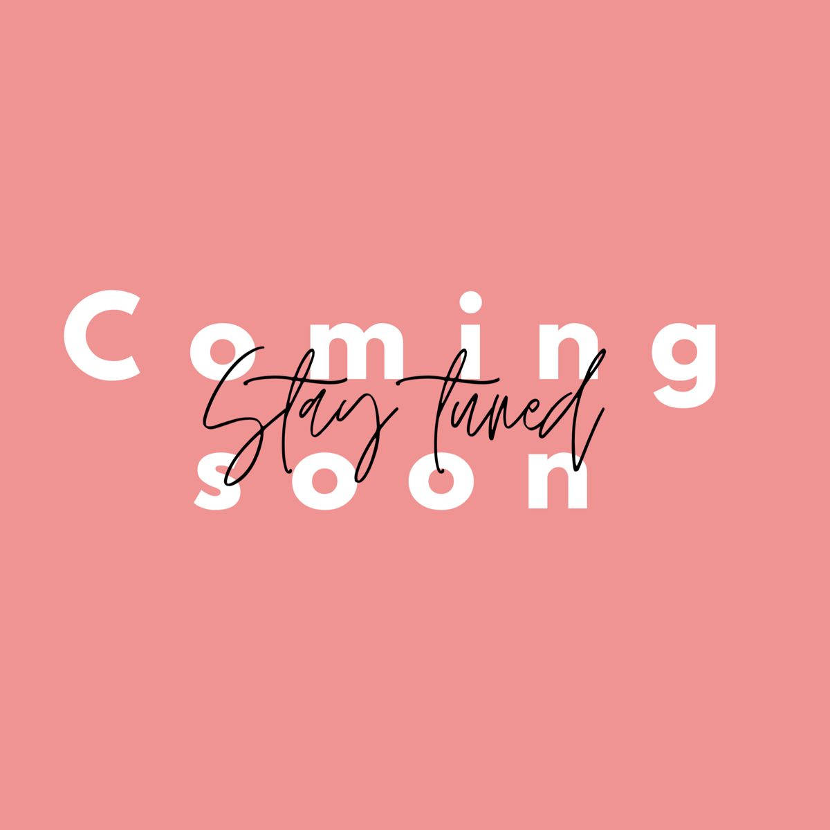 粉紅色背景，白色和黑色字體的「Coming Soon」文字。