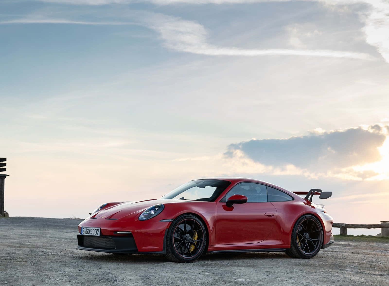日落時分碎石觀景點上的紅色保時捷911 GT3 RS。