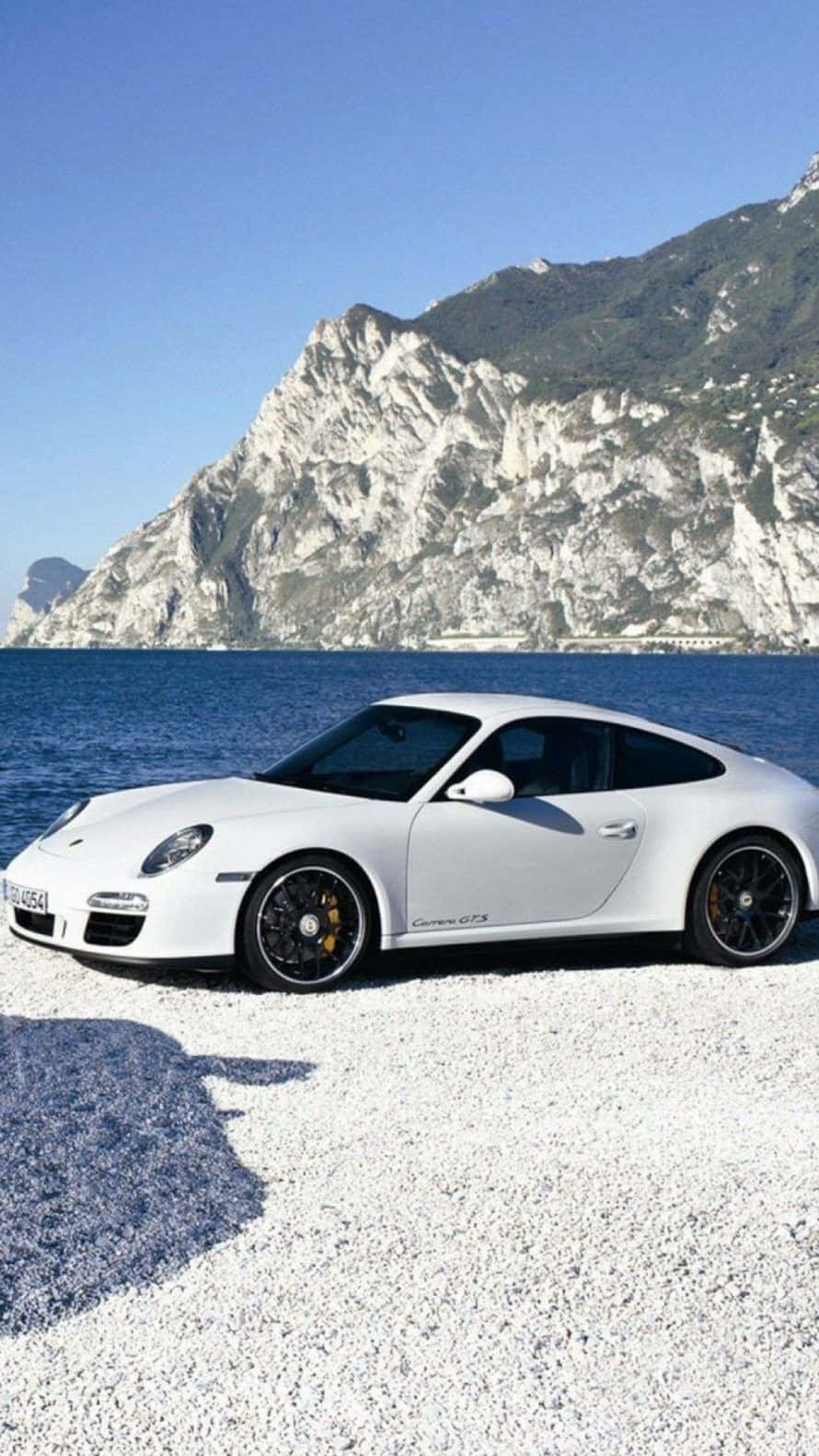 保時捷 911 GTS - 白色跑車停泊在沙灘上 壁紙