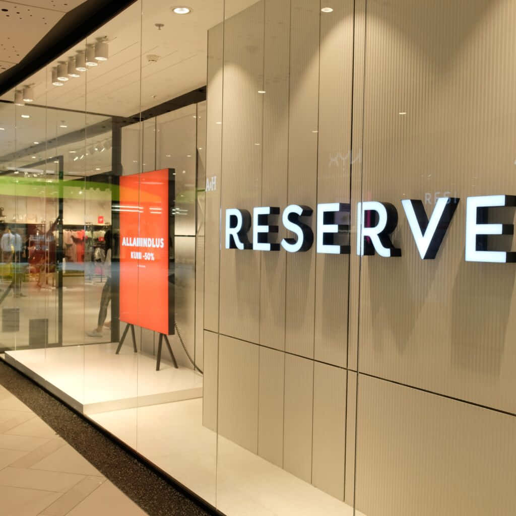 帶有發光 reserve 標誌和促銷海報的店舖正面
