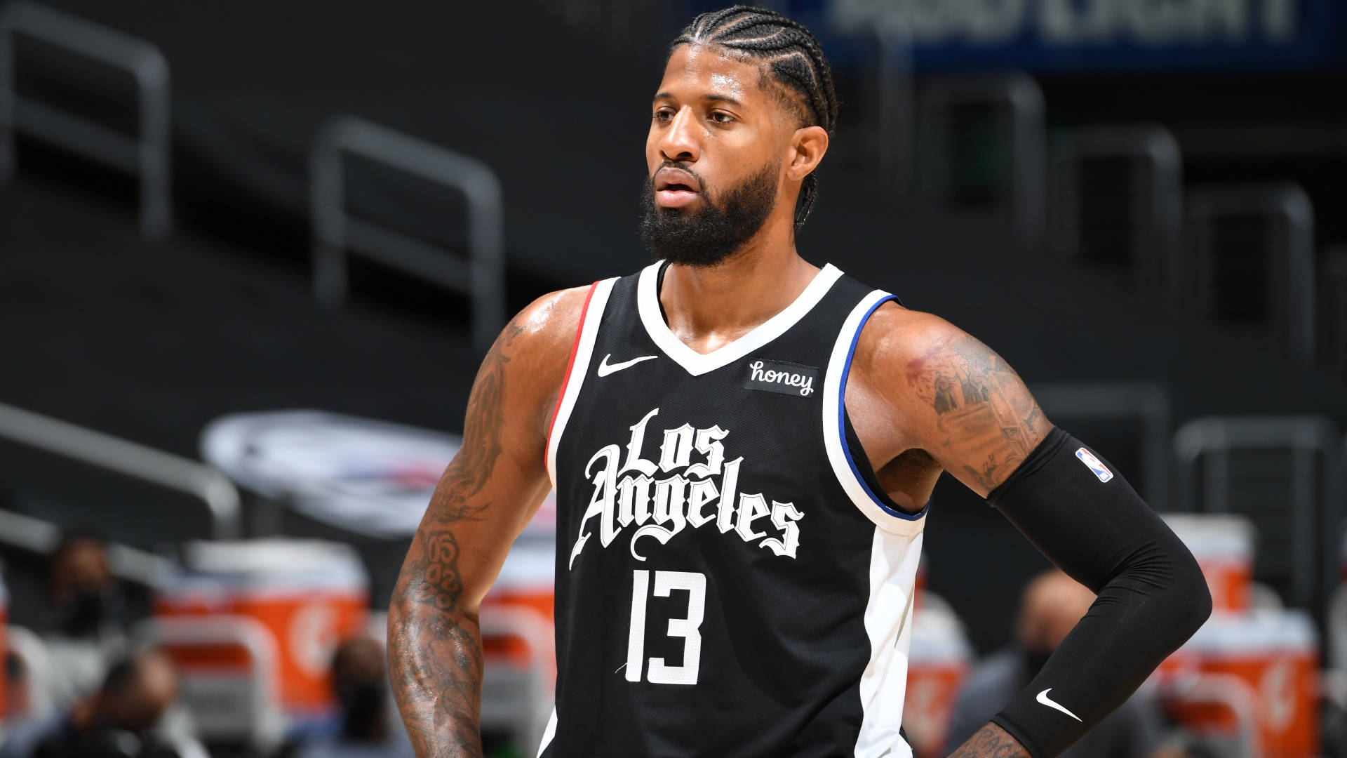 籃球運動員 Paul George 身穿洛杉磯球衣在球場上