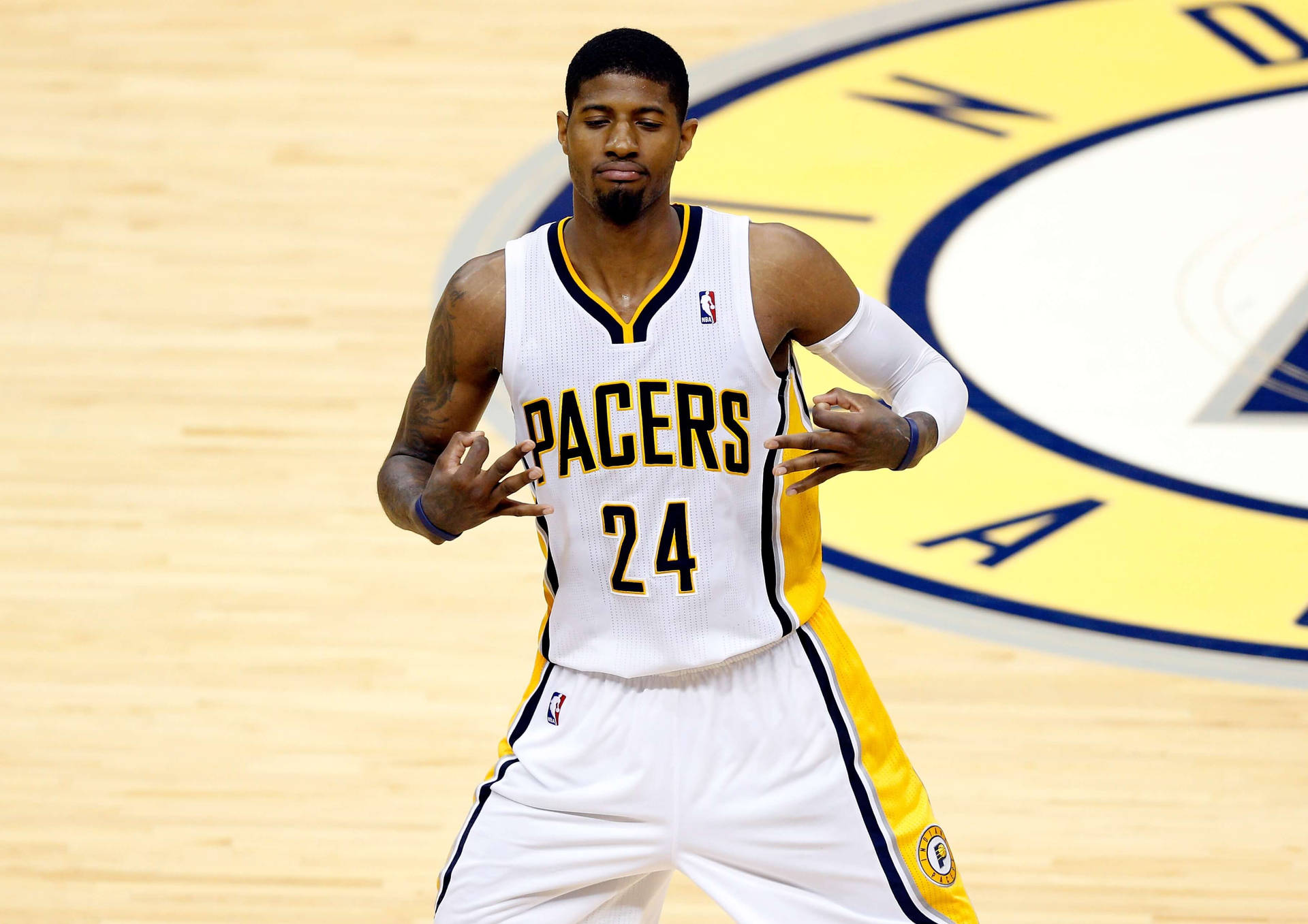 職業籃球運動員 Paul George 身穿 Pacers 隊服在球場上。