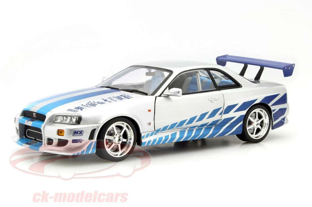 白色和藍色的日產Skyline GT-R模型車，帶有賽車塗裝和後翼。