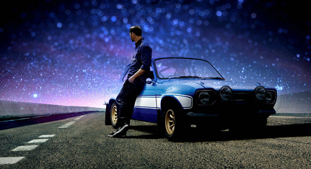 男人靠在藍色經典車上，星空下空蕩的道路