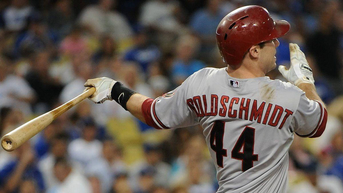 棒球運動員 Paul Goldschmidt 在夜間擊出全壘打後慶祝。