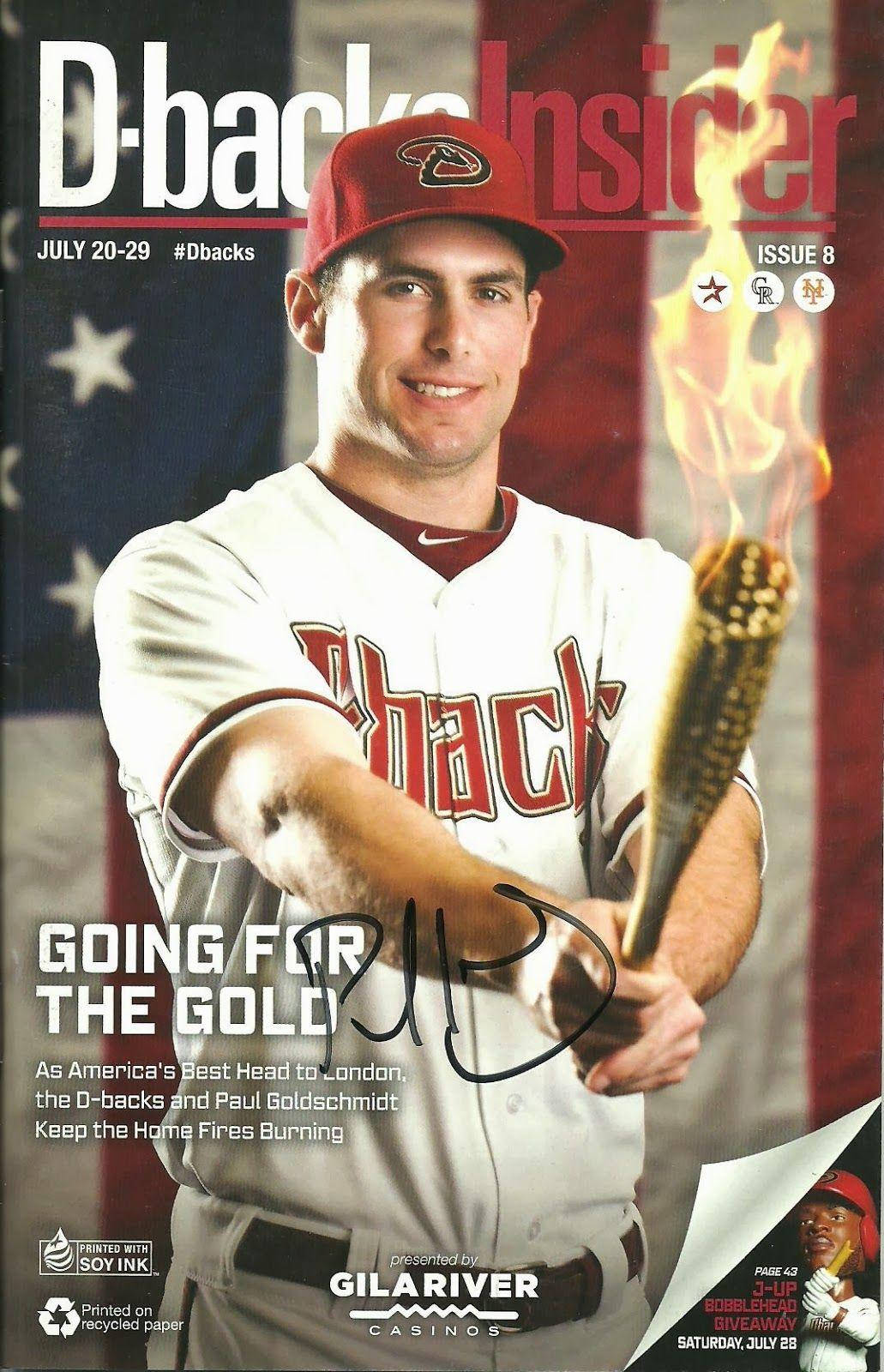 棒球選手Paul Goldschmidt在美國國旗背景下手持燃燒火炬。