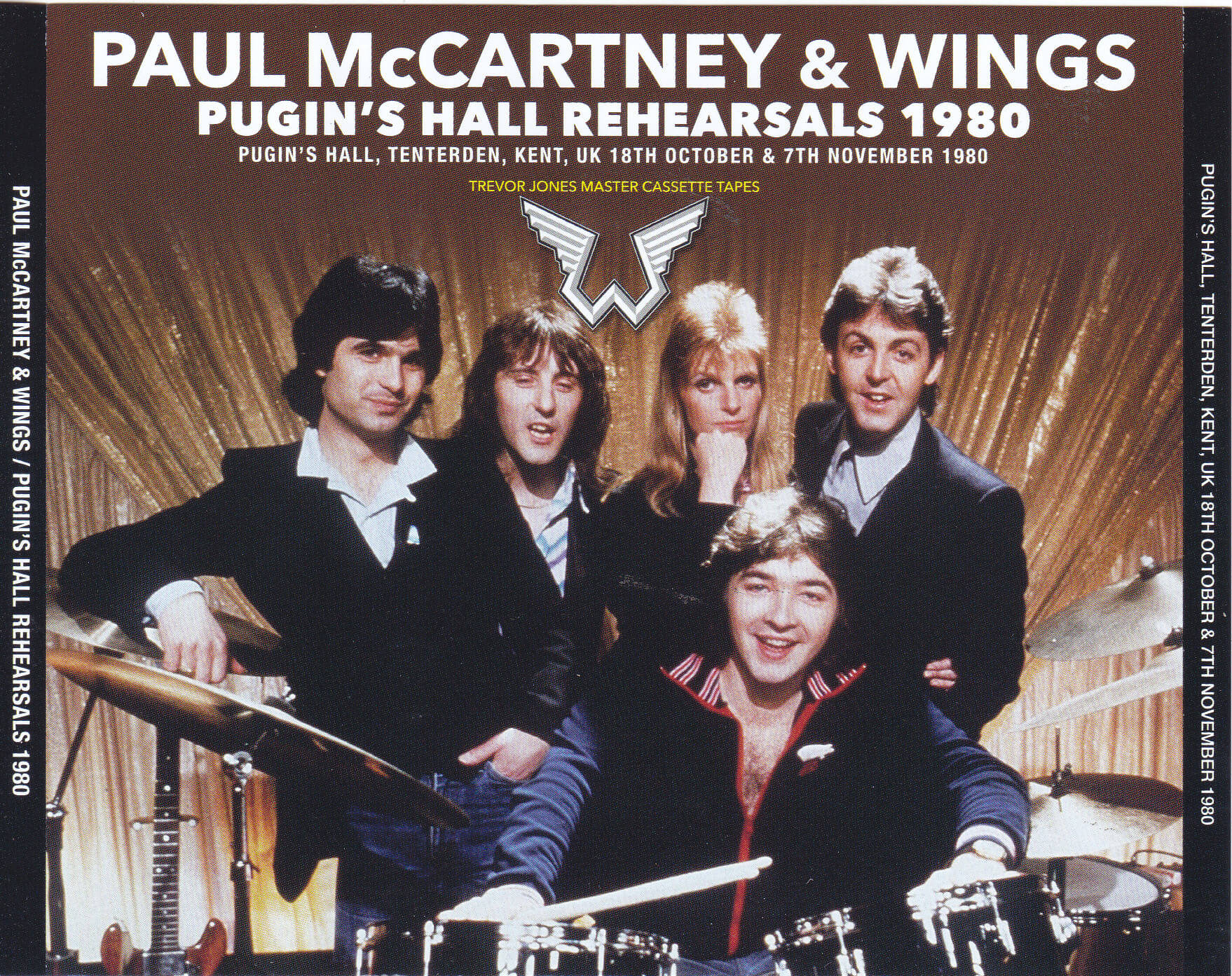 保羅·麥卡特尼與 Wings CD 專輯封面 壁紙 — Paul McCartney 與 Wings 在錄音室中，以金色窗簾為背景，擺出姿勢，身旁有鼓和結他。