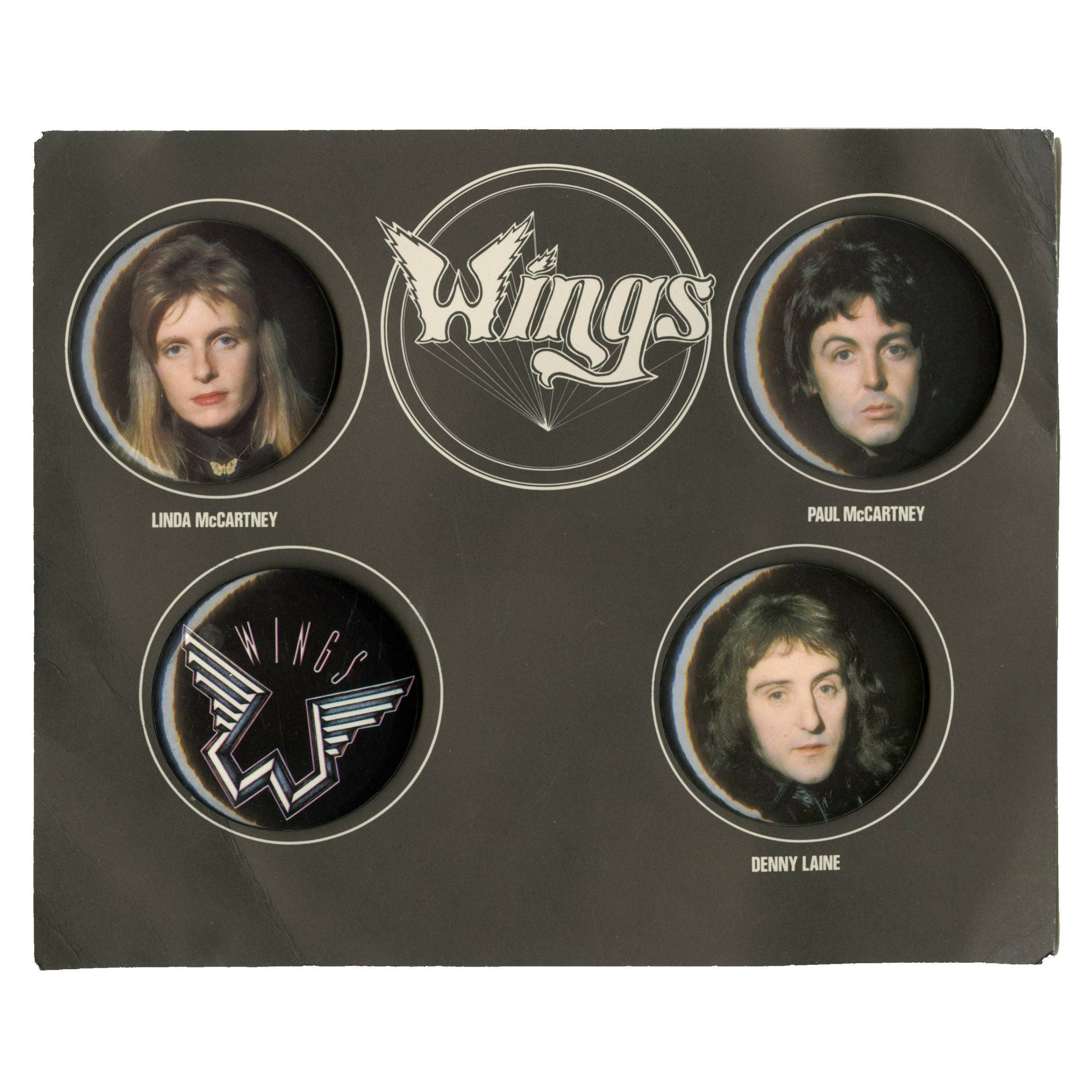 保羅·麥卡特尼與 Wings 經典收藏品壁紙 壁紙 — Vintage Wings 樂隊宣傳照片，以圓形肖像展示 Linda McCartney、Paul McCartney 和 Denny Laine，背景為深色。