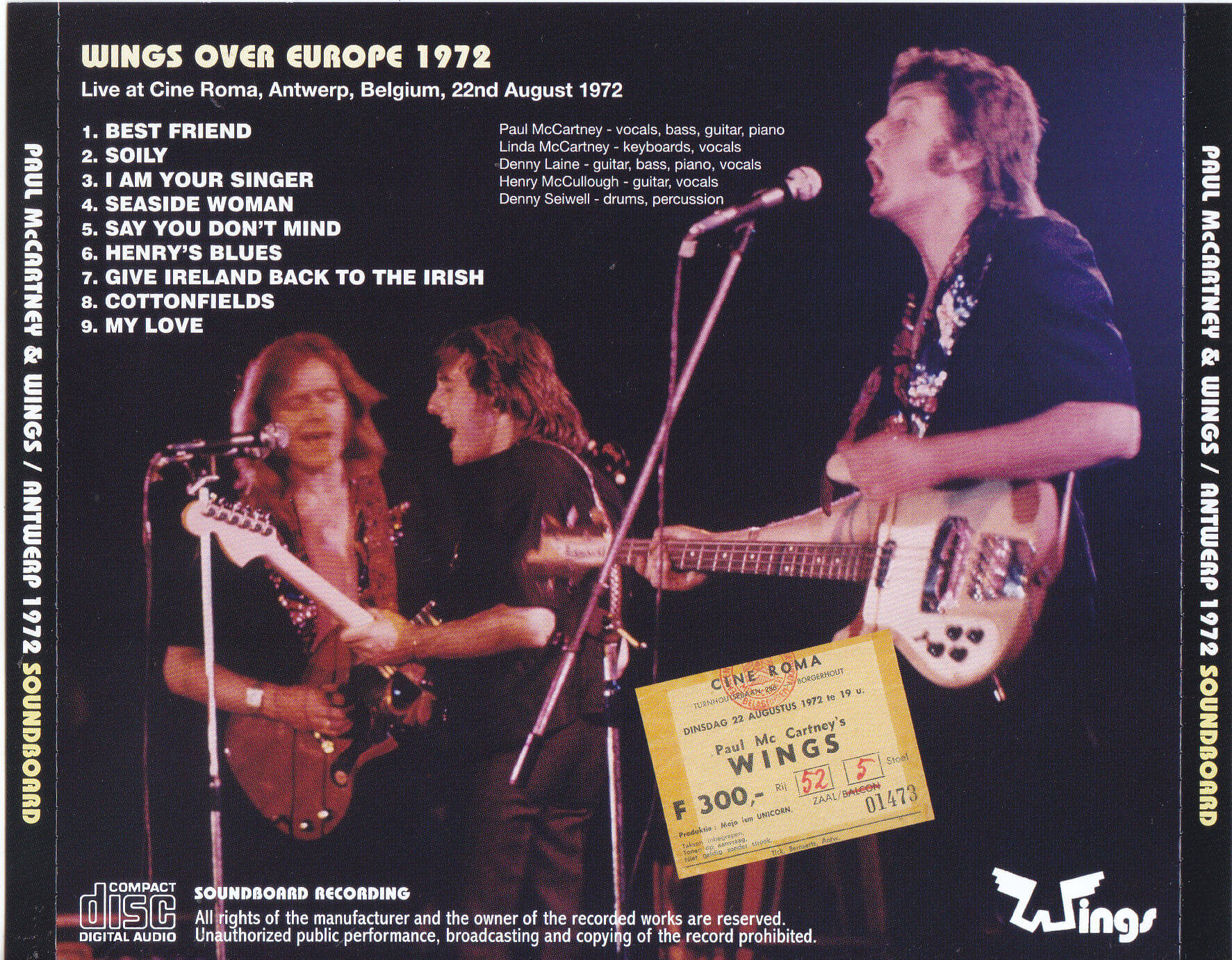 保羅·麥卡特尼與 Wings 音樂專輯背面封面 壁紙 — Paul McCartney 與 Wings 於 1972 年在舞台燈光下以結他和咪高峰進行現場表演。