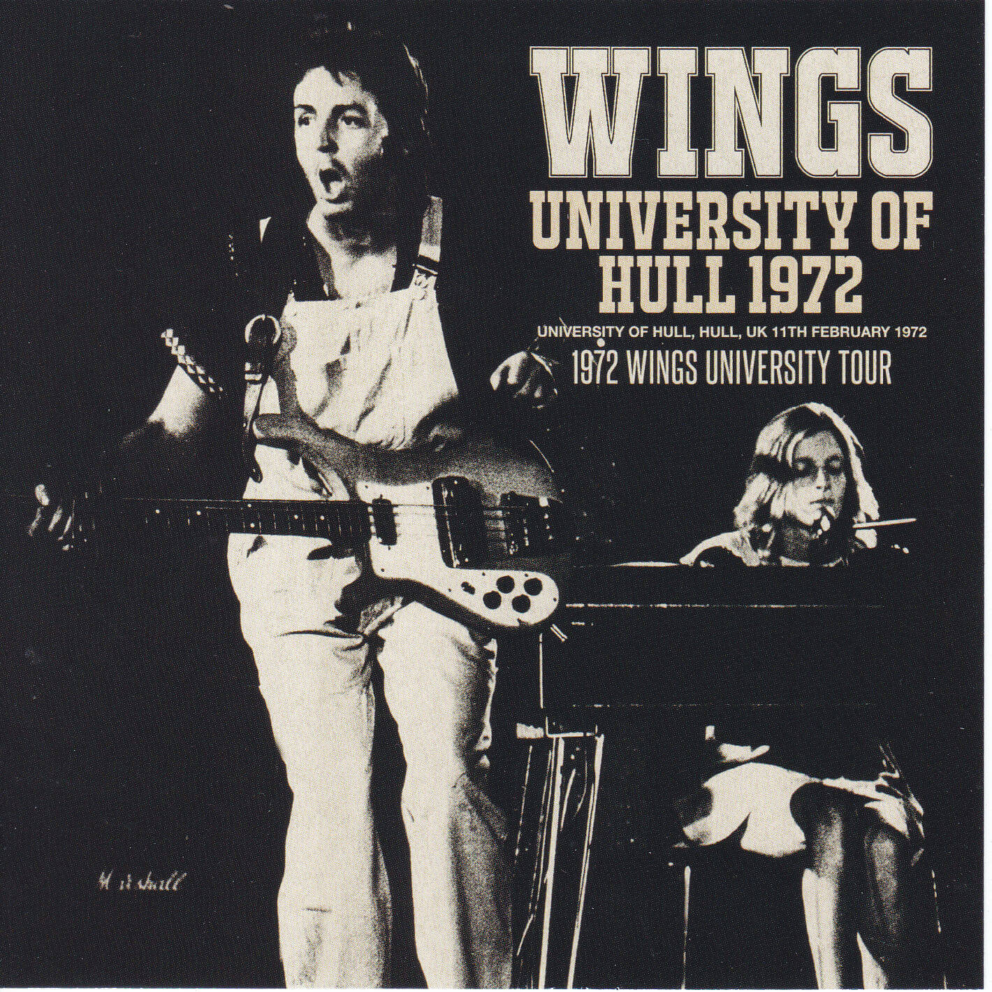 保羅與琳達·麥卡特尼樂隊 Wings 1972年於赫爾大學巡迴演唱會宣傳海報 壁紙 — 一張黑白照片捕捉了1972年在赫爾大學現場表演的搖滾樂隊，主唱彈奏貝斯，背景中有一位鍵盤手。