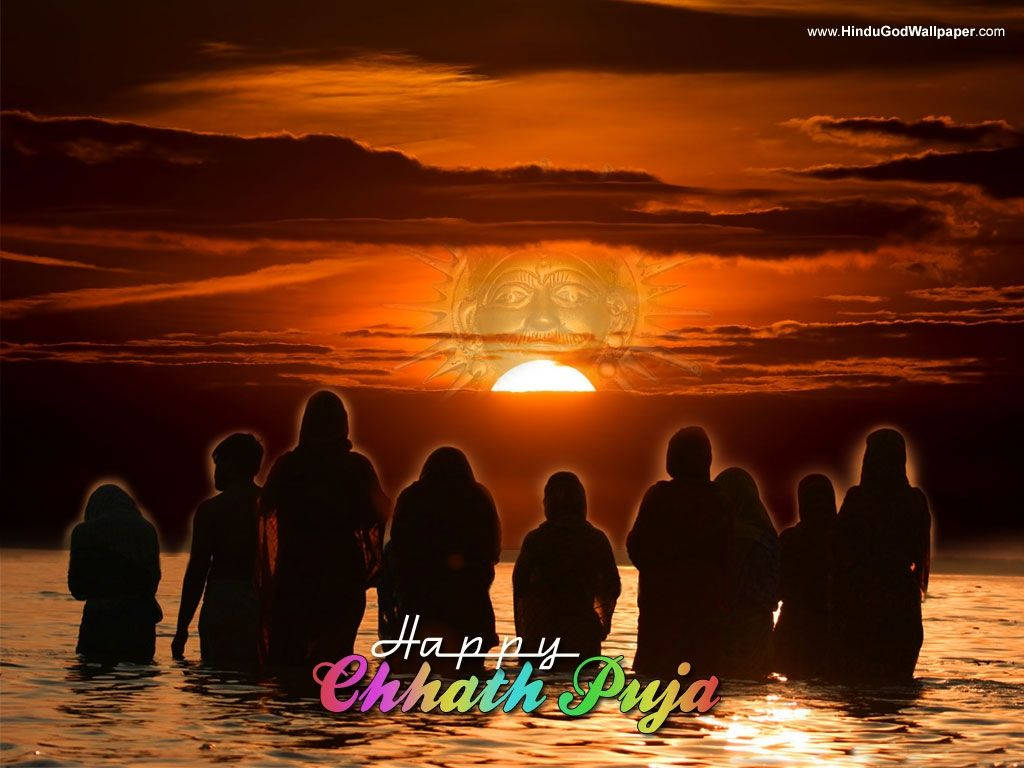 人們在水中於Chhath Puja日落儀式中崇拜。