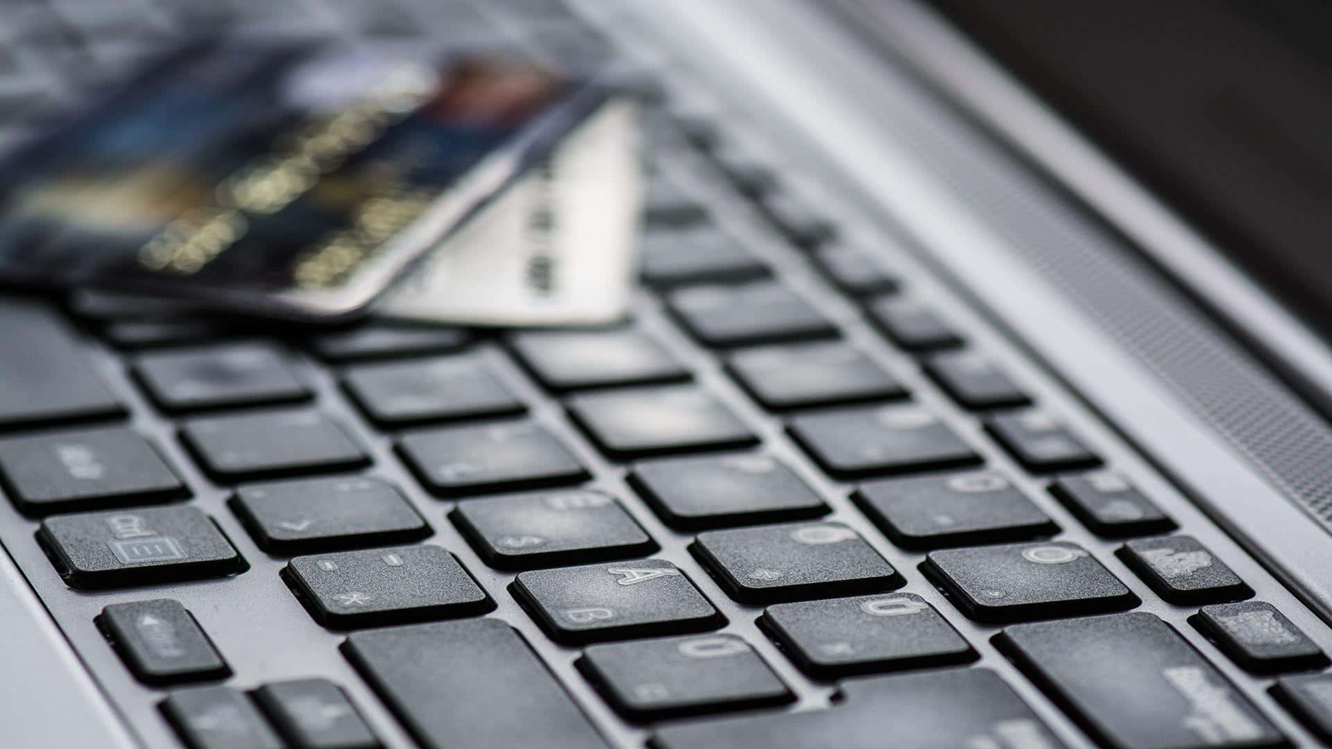 E Commerce 桌布 壁紙 — 信用卡特寫，放在手提電腦鍵盤上，景深較淺。