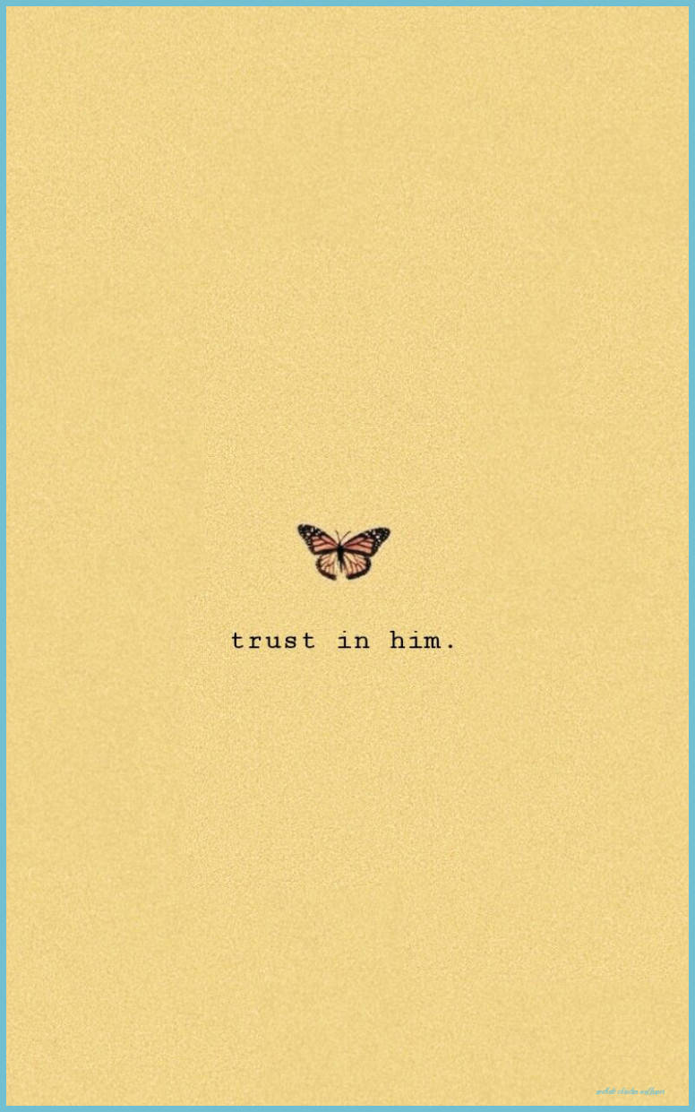 信靠祂 美學經文 壁紙 — 一隻小蝴蝶停在文字 trust in him 上方，背景為有紋理的淡黃色，帶有薄薄的青綠色邊框。