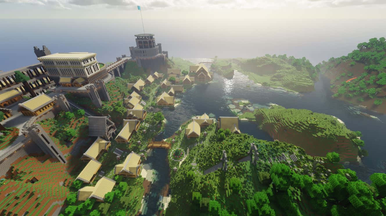 Minecraft Survival 桌布 壁紙 — 俯瞰一個坐落在河邊的Minecraft村莊，周圍有鬱鬱蔥蔥的綠色山丘和一座俯瞰海洋的城堡。
