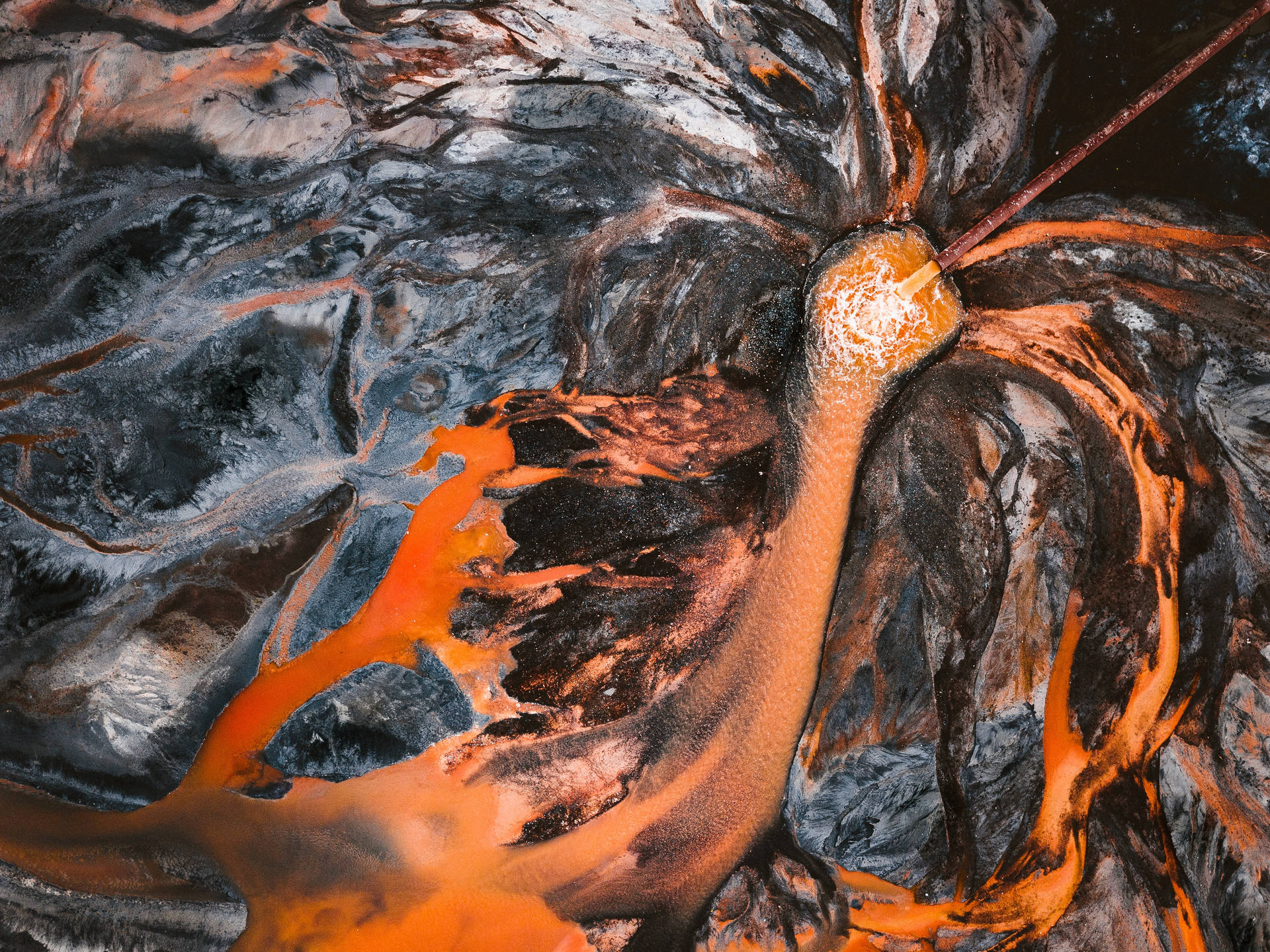 熔岩流在火山爆發中傾瀉到深色火山岩上。