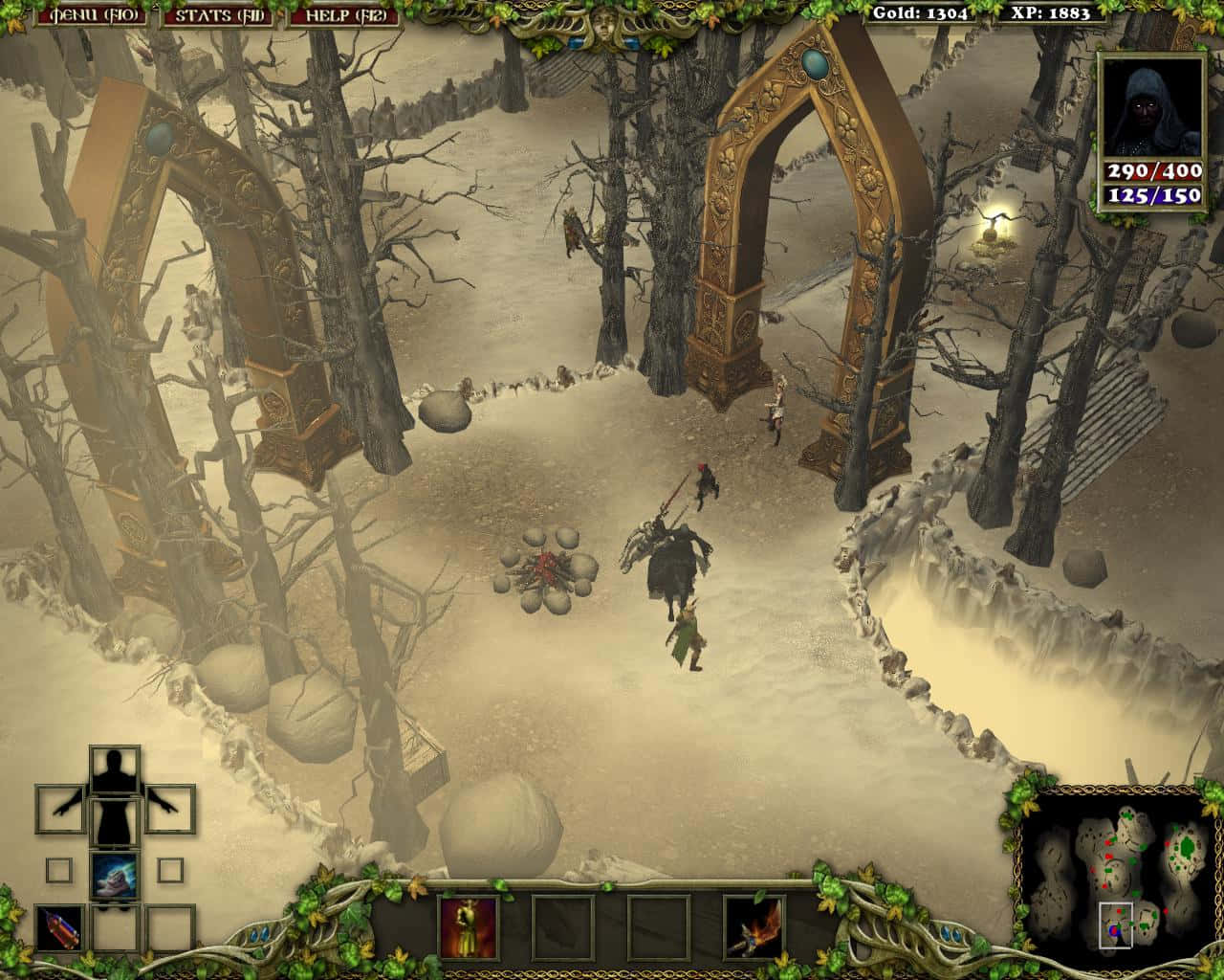 Demon Realm 桌布 壁紙 — 俯瞰雪地森林空地，有華麗拱門，玩家角色在營火旁與大型怪物戰鬥。