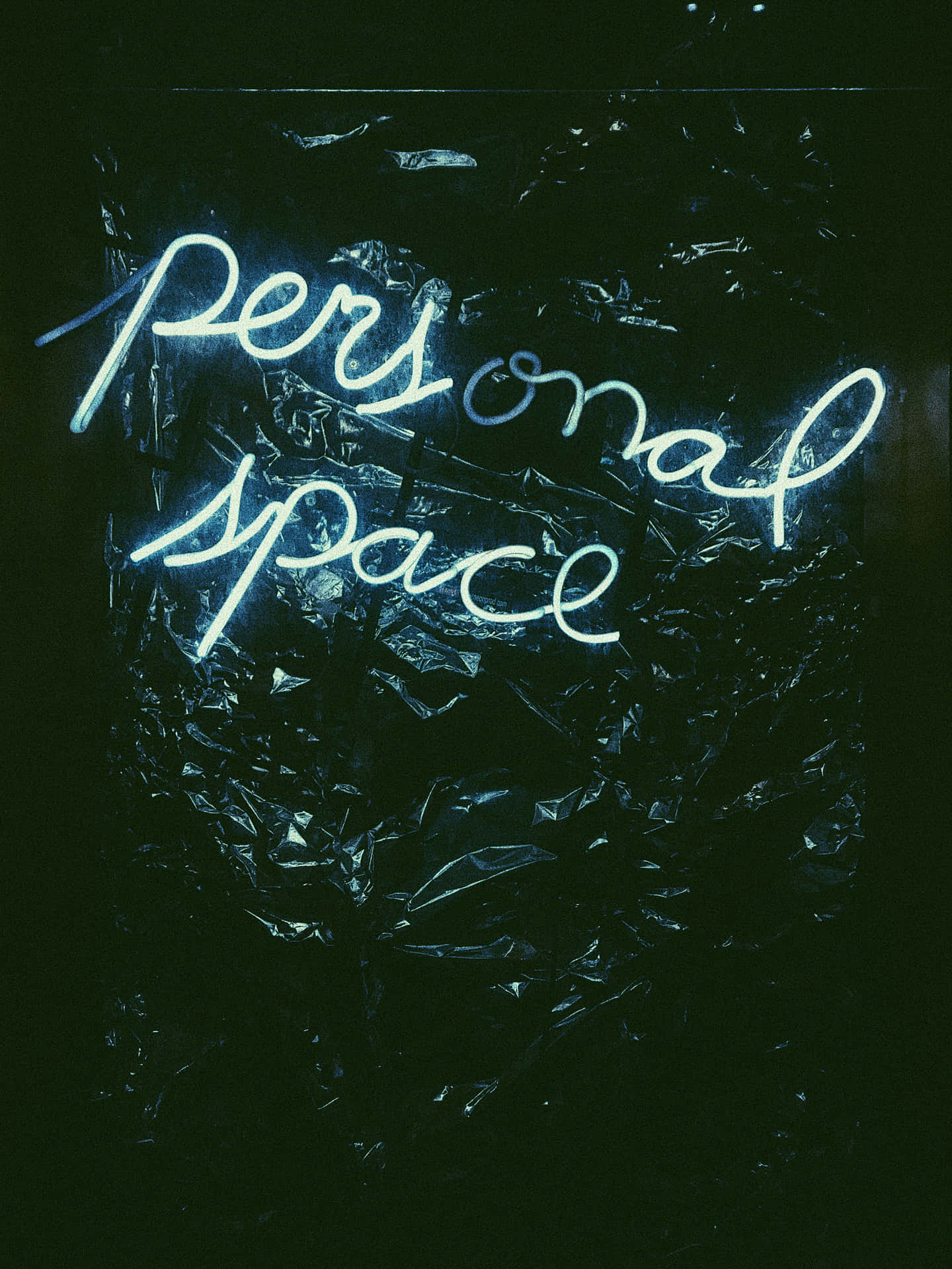 發光的霓虹燈牌寫著personal space，置於皺巴巴的黑色塑膠上。
