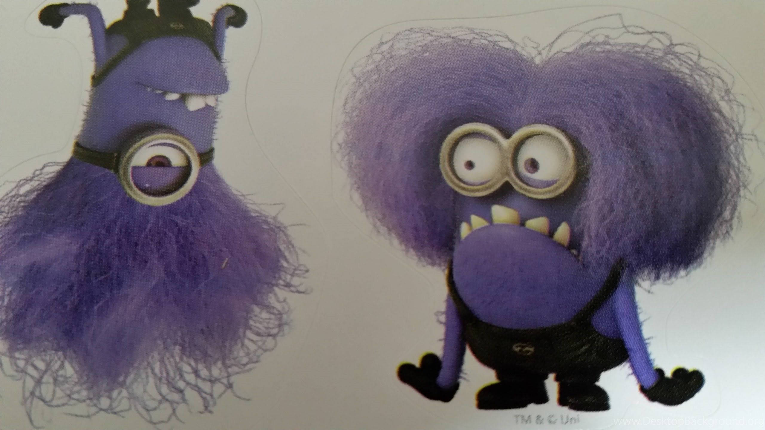 倒立的邪惡小兵 壁紙 — 兩隻紫色毛茸茸的Minions，頭髮狂野，戴著護目鏡，並排站在純色背景前。