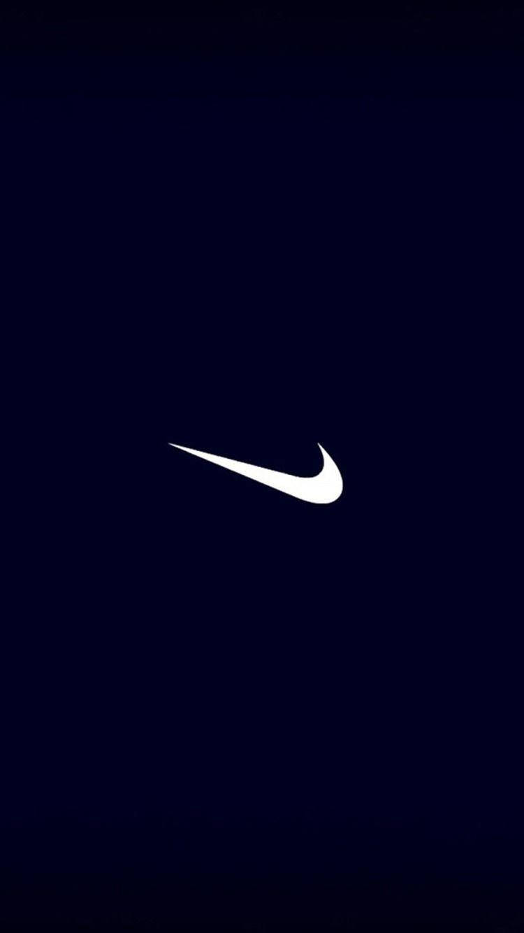 倒置耐克 iPhone 標誌 壁紙 — 一個簡約的白色Nike剔號標誌，居中放在深海軍藍色背景上。