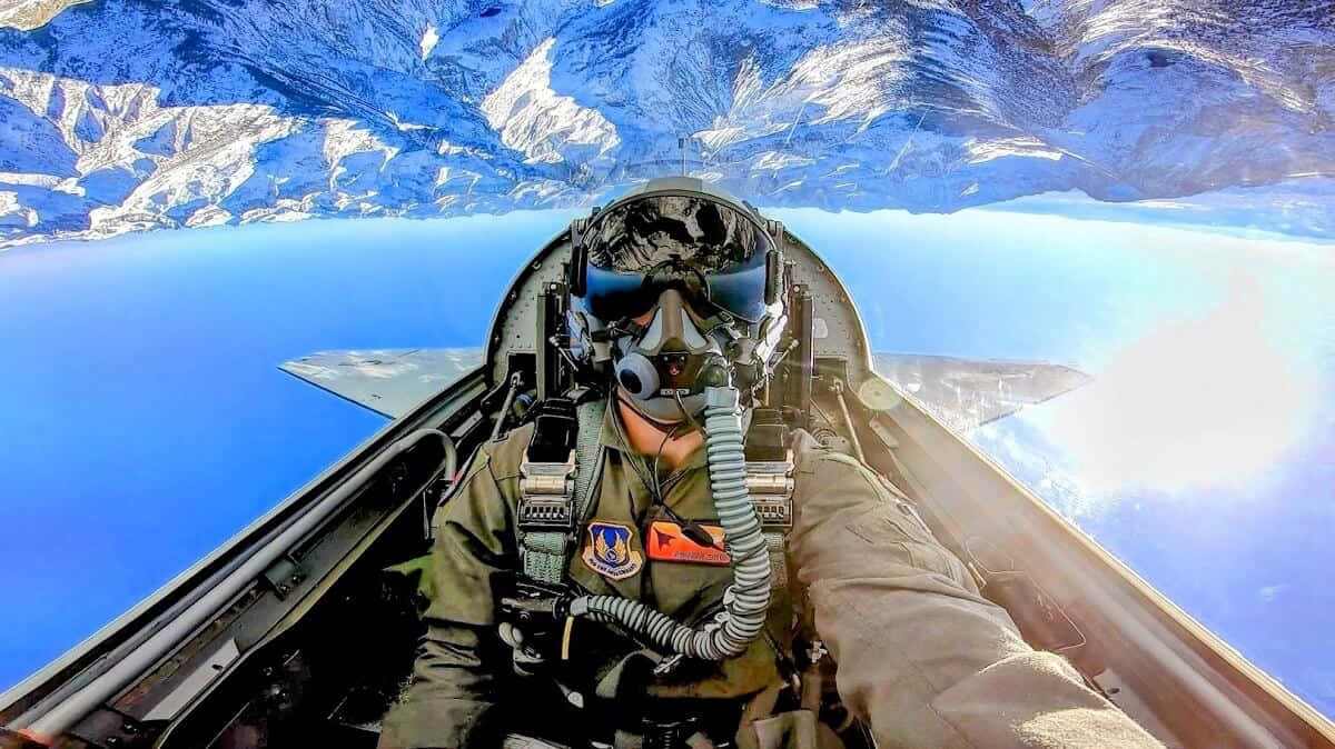 機師駕駛戰鬥機飛越雪山和藍色海洋