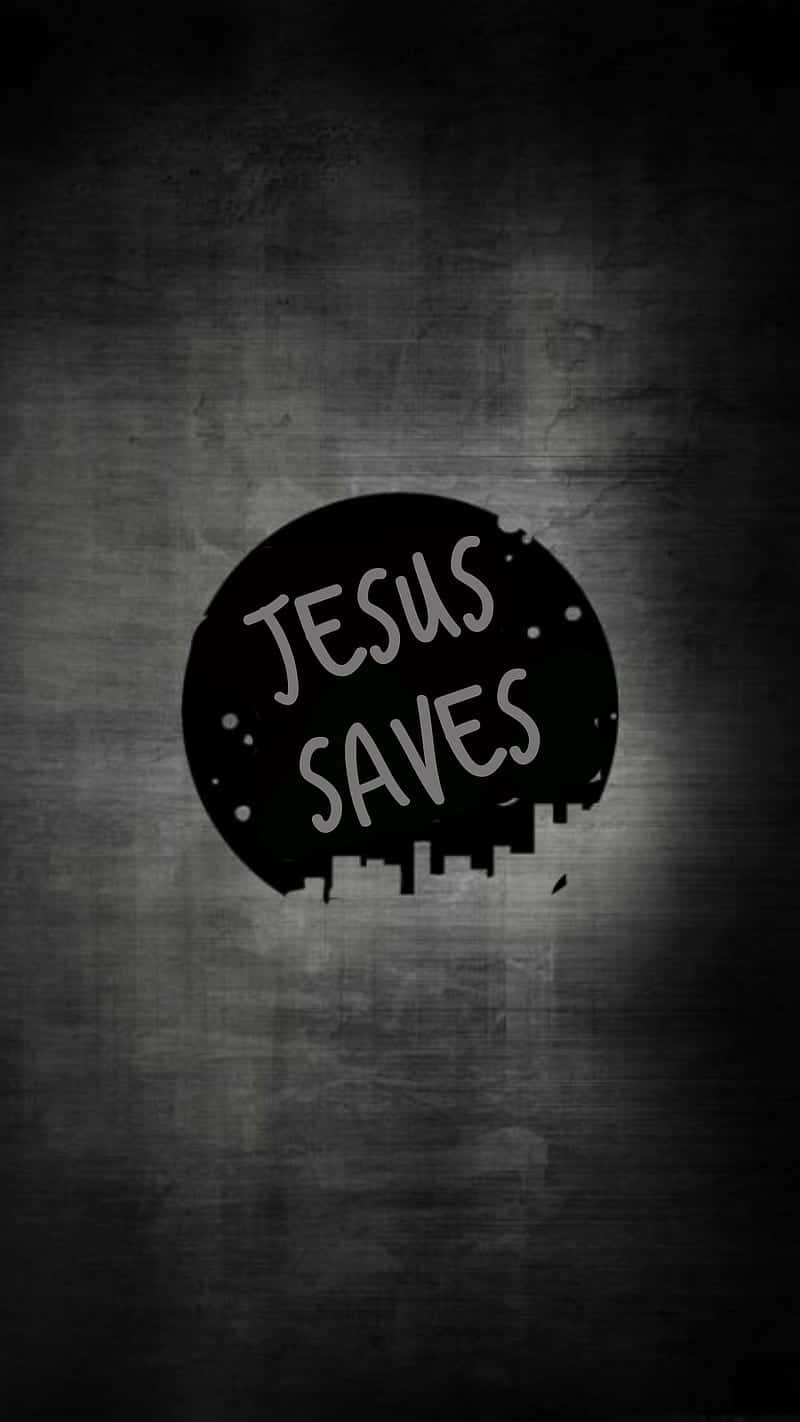 倚靠耶穌，祂必拯救我們！ 壁紙 — 粗糙深灰色紋理背景，中央有一個黑色圓形，內有白色風格字體 'JESUS SAVES'，底部有城市天際線剪影。