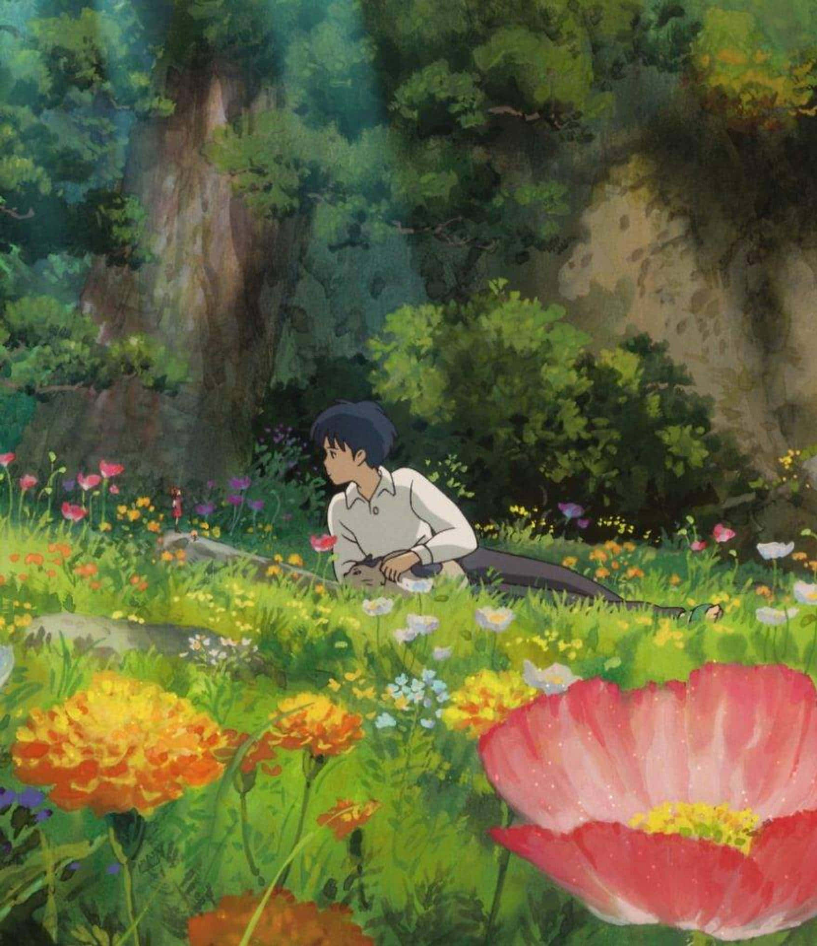 一個男孩在森林下的鮮豔野花田裡休息。