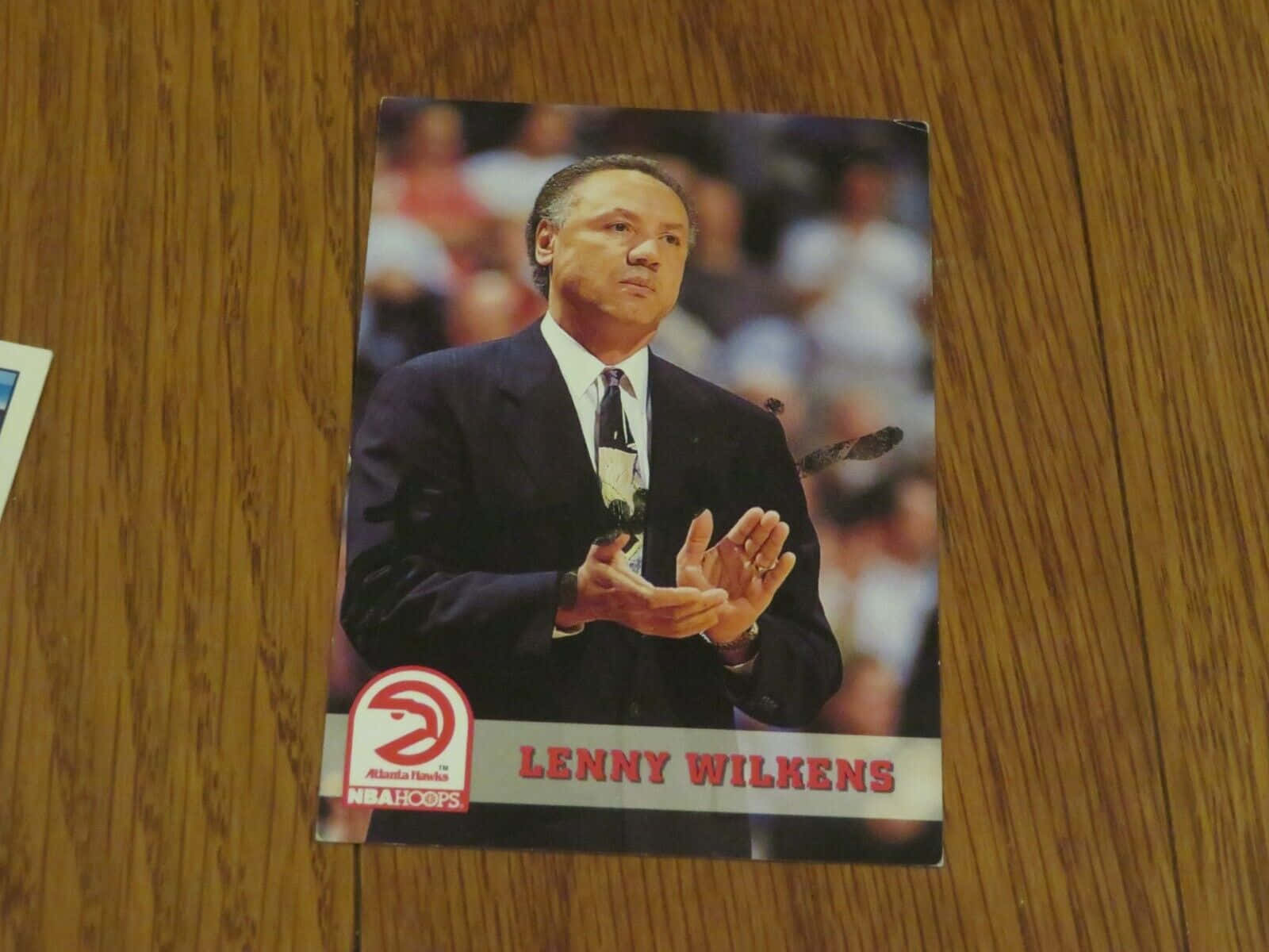Lenny Wilkens的復古NBA Hoops交易卡，置於木質表面上。