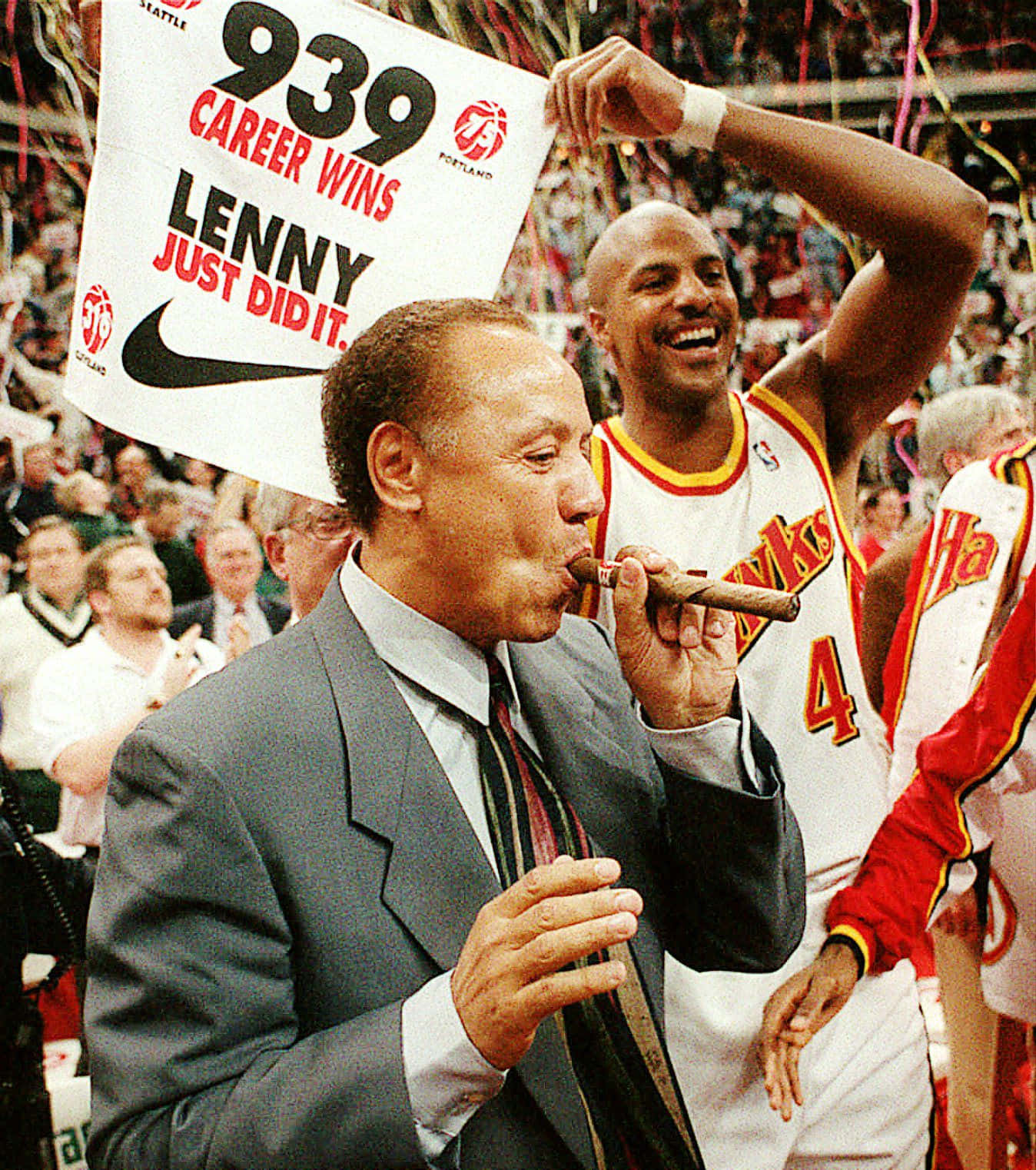 教練Lenny Wilkens享受雪茄，隊友Dominique Wilkins慶祝939場職業生涯勝利。