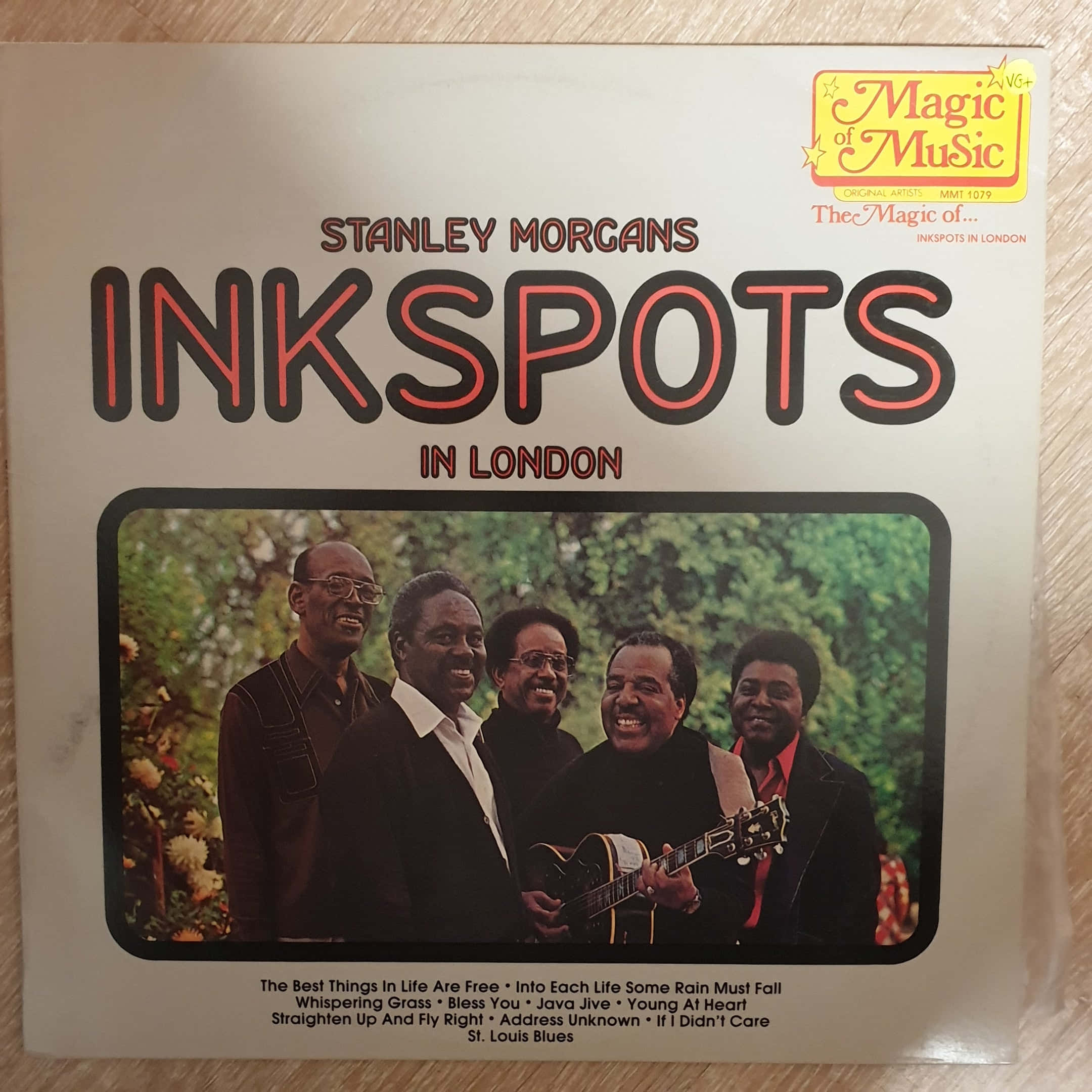 Stanley Morgan Ink Spots 壁紙 — 倫敦Stanley Morgans Inkspots的復古黑膠唱片封套，展示微笑的樂隊成員手持結他，背景為綠色樹葉。
