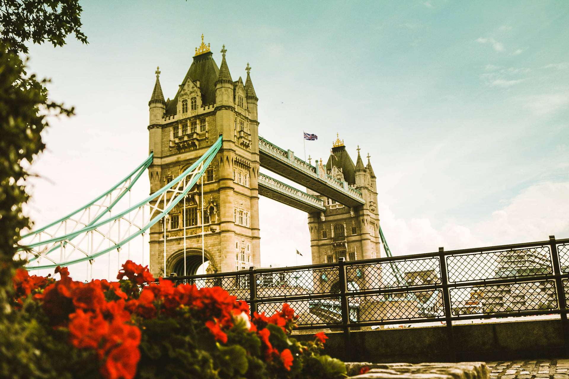 前景有紅花和晴朗天空的塔橋