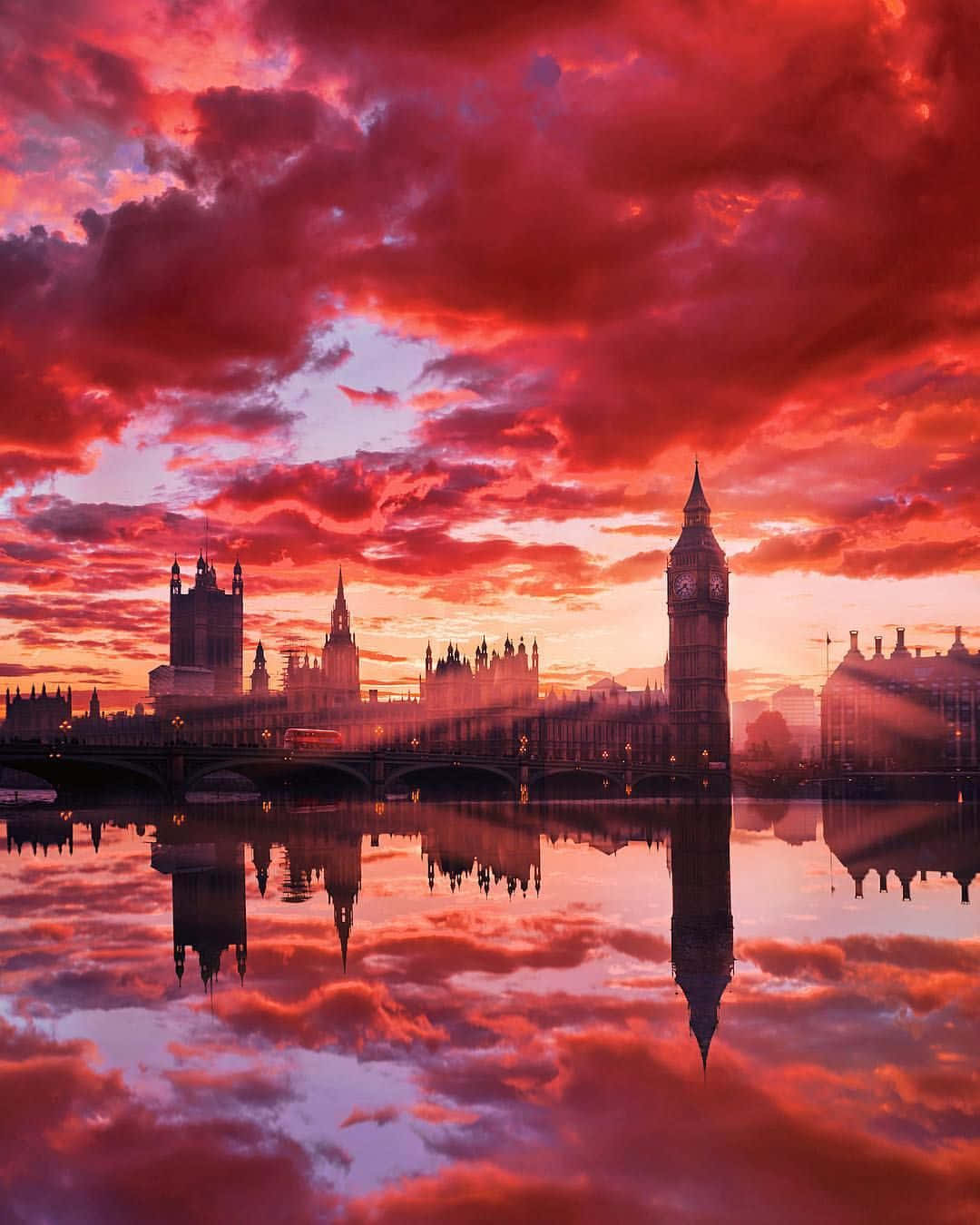 England 桌布 壁紙 — 倫敦天際線在日落時分，大笨鐘和國會大廈倒映在泰晤士河上，天空佈滿火紅的雲彩。