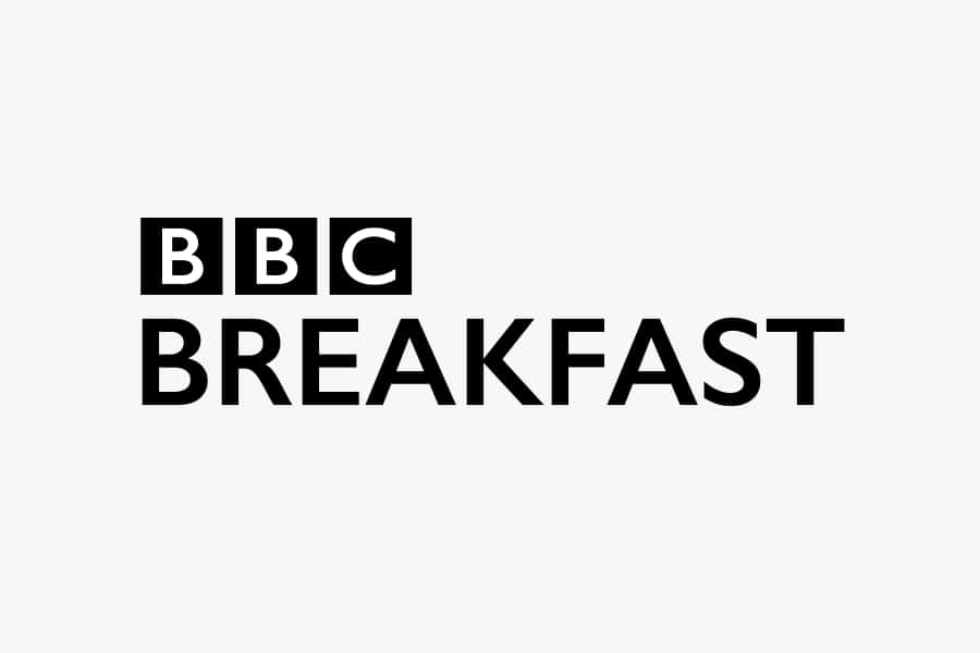 BBC Breakfast標誌以粗體黑色文字顯示在淺灰色背景上。