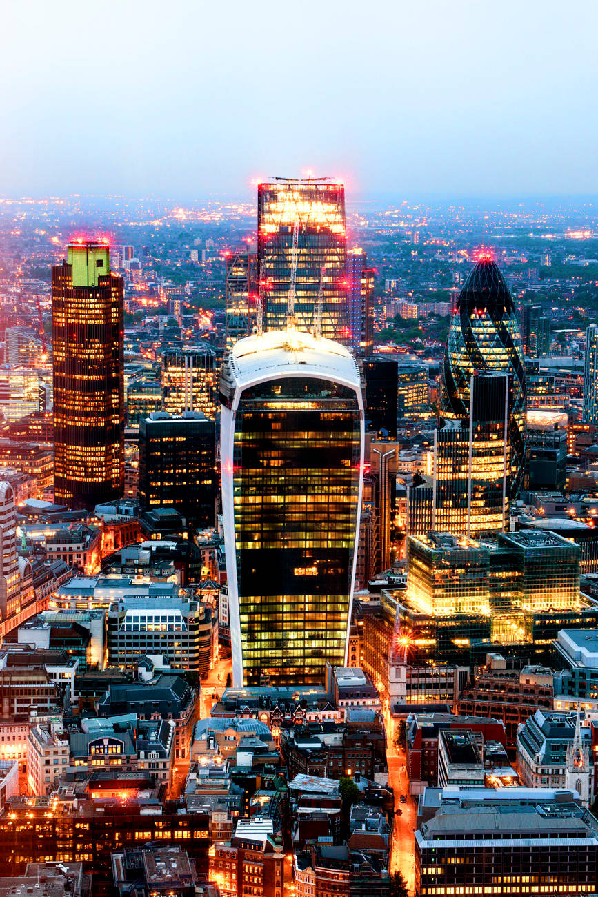 倫敦的「The Gherkin」 壁紙 — 黃昏時分倫敦金融區的鳥瞰圖， illuminated 摩天大樓在漸暗的天空中閃耀。