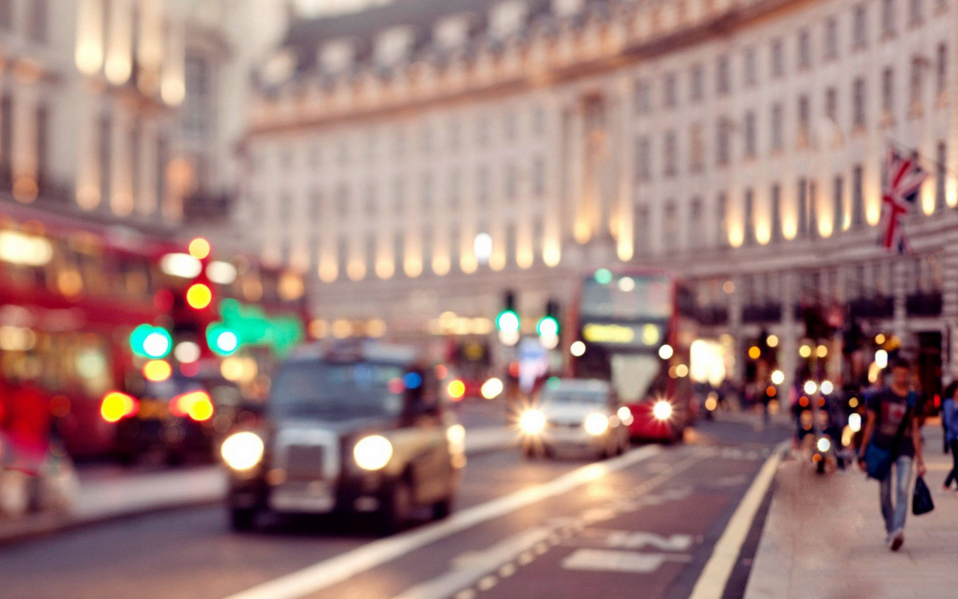 黃昏時分，車輛和建築物發出的燈光模糊的倫敦街景。 — 倫敦 壁紙