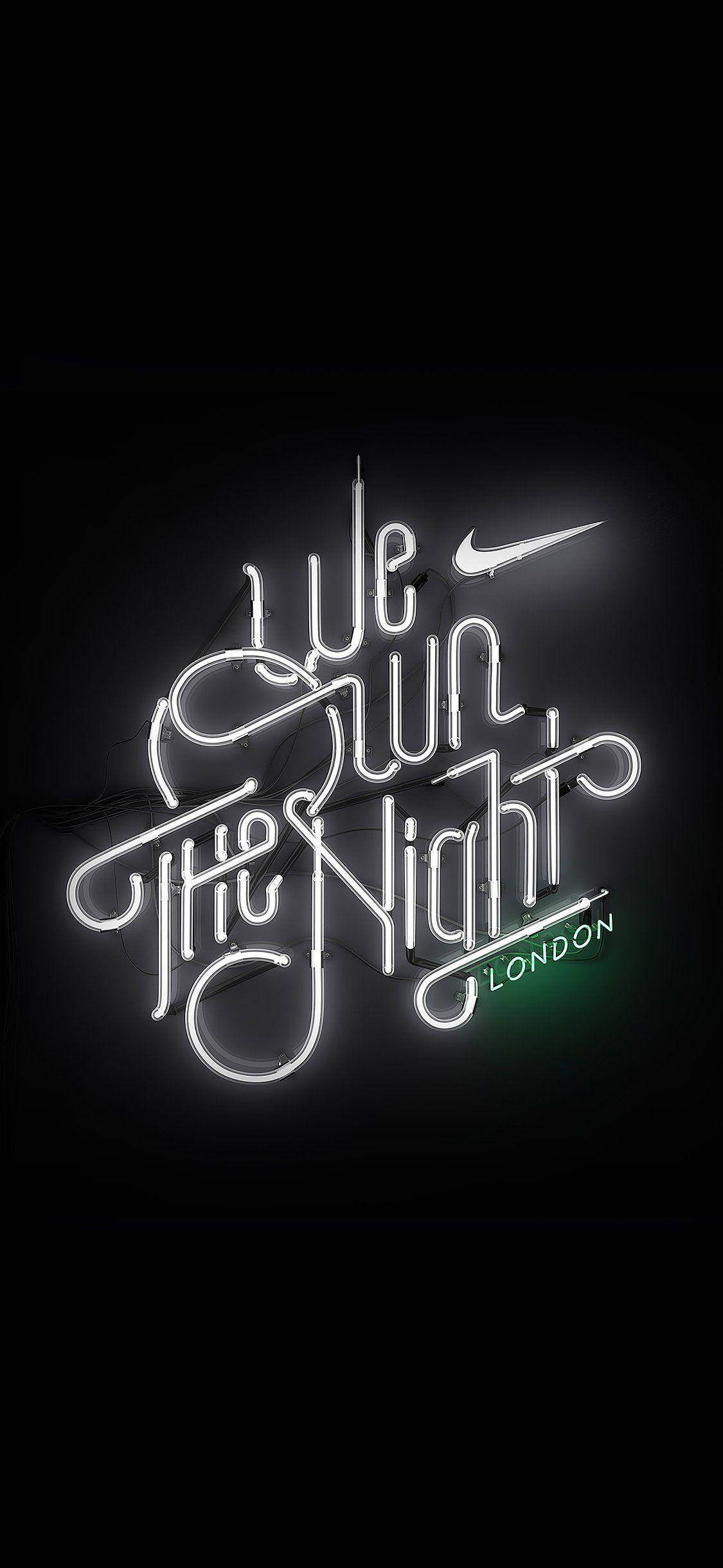 倫敦耐克 iPhone 標誌 壁紙 — 一個發光的白色霓虹燈牌，上面寫著「We Run The Night」，帶有Nike勾勾和綠色的「LONDON」，背景為黑色。