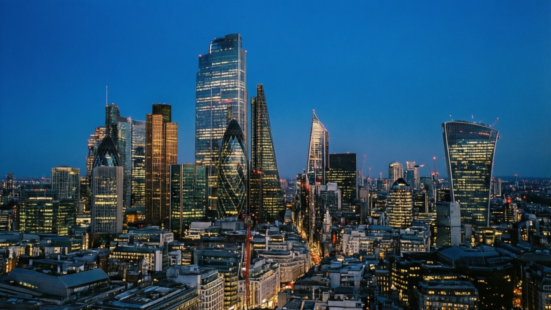 黃昏時分的倫敦城市景觀，發光的摩天大樓和深藍色天空