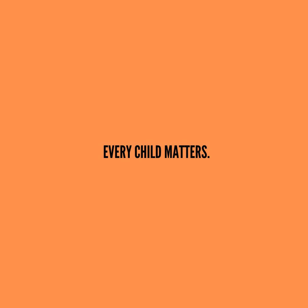 橙色背景上寫有「every child matters」的黑色文字
