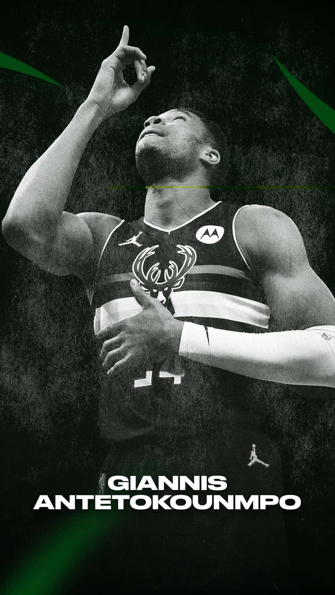 Giannis Antetokounmpo 身穿籃球球衣，專注地向上指。